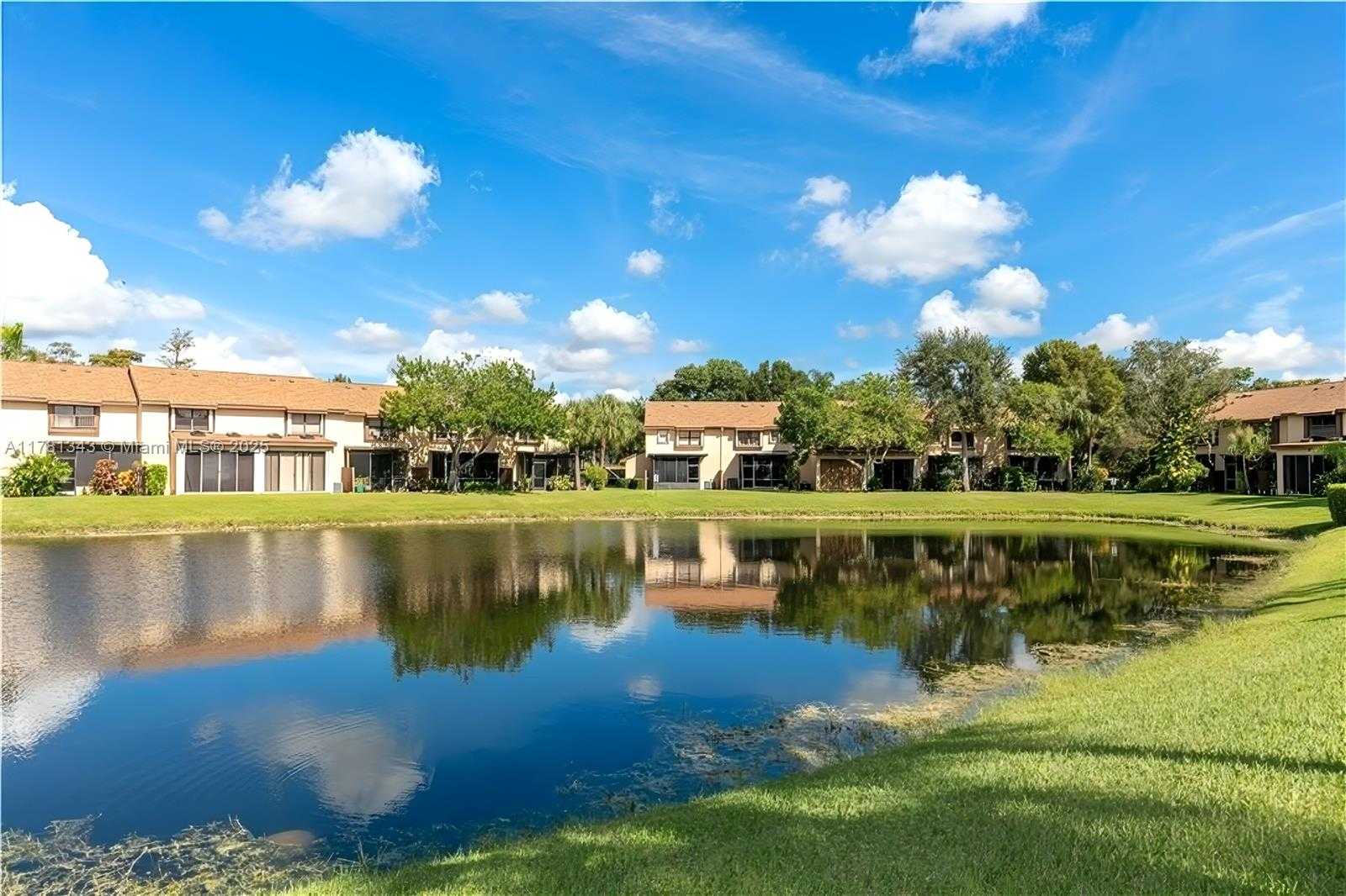 Small Image of 3950 COCOPLUM CIR #F, Coconut Creek Number 3