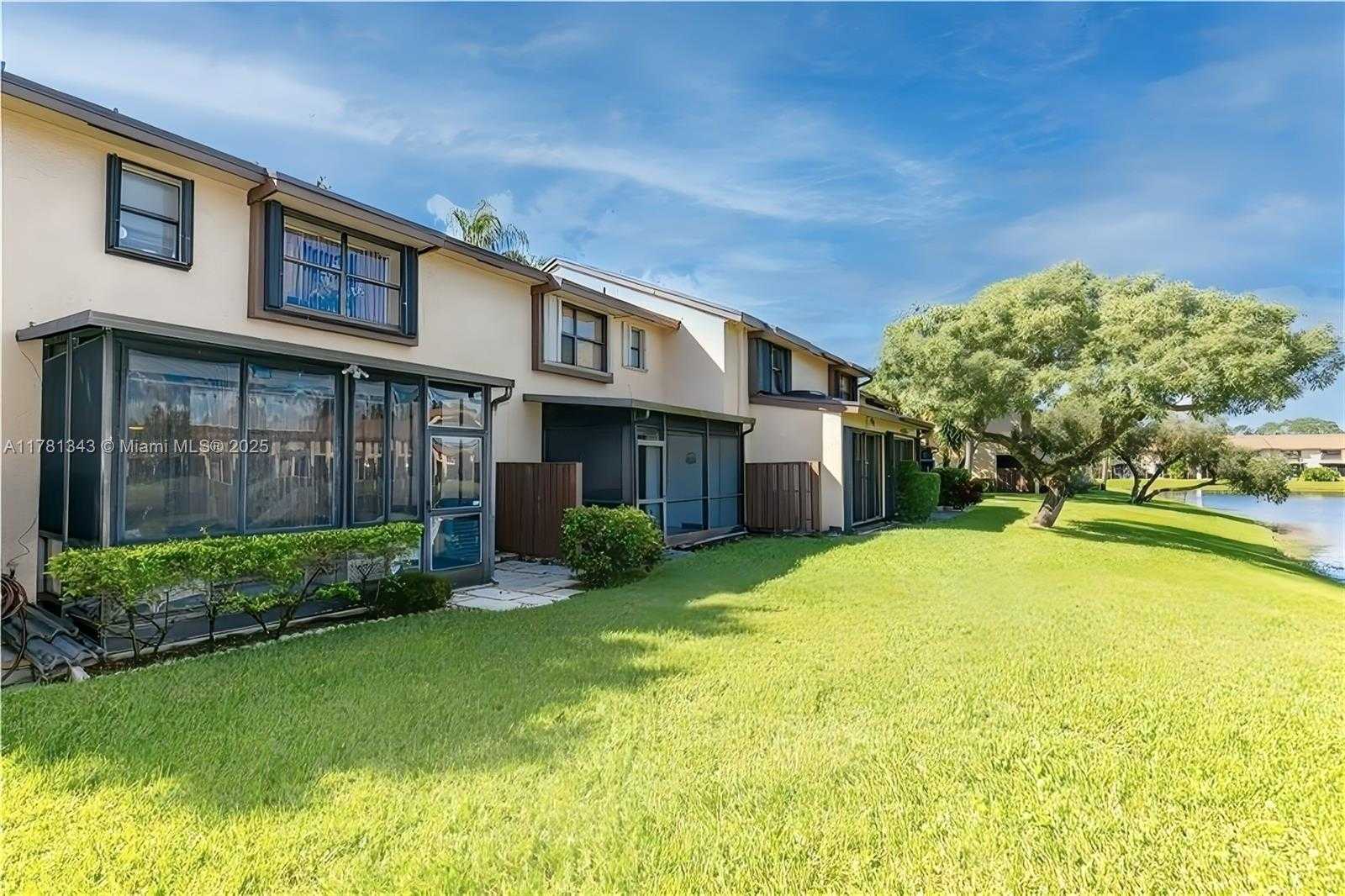 Small Image of 3950 COCOPLUM CIR #F, Coconut Creek Number 4