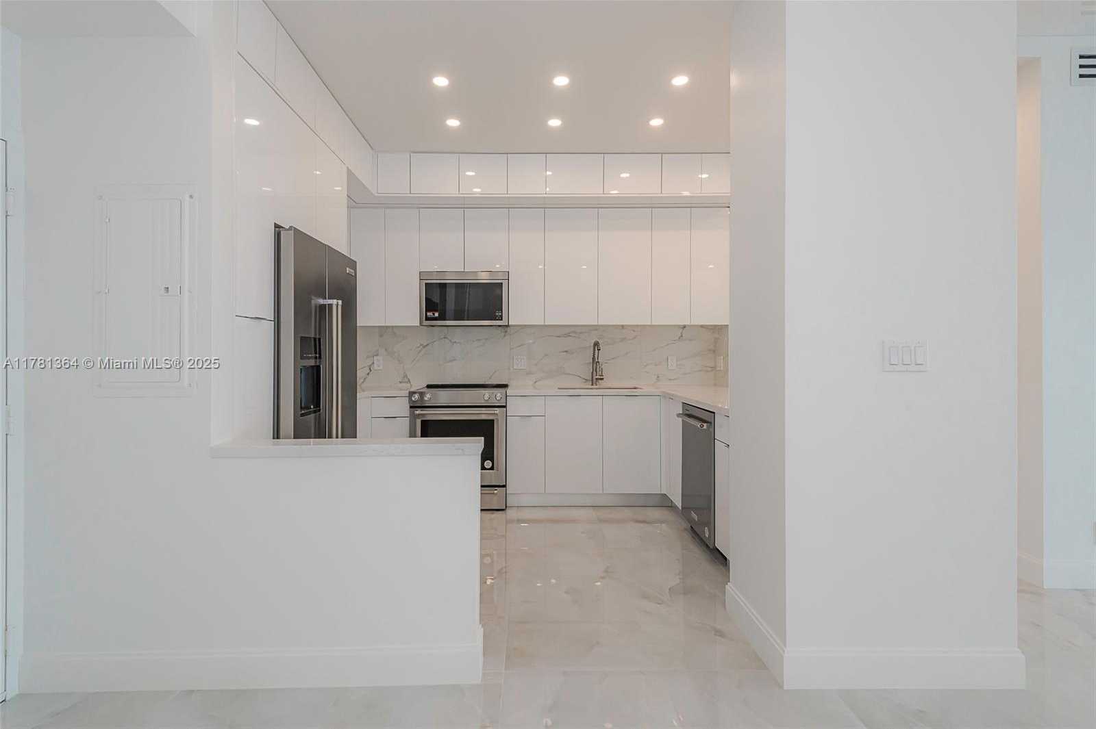 Small Image of 100 BAYVIEW DR #PH25, Sunny Isles Beach Number 11