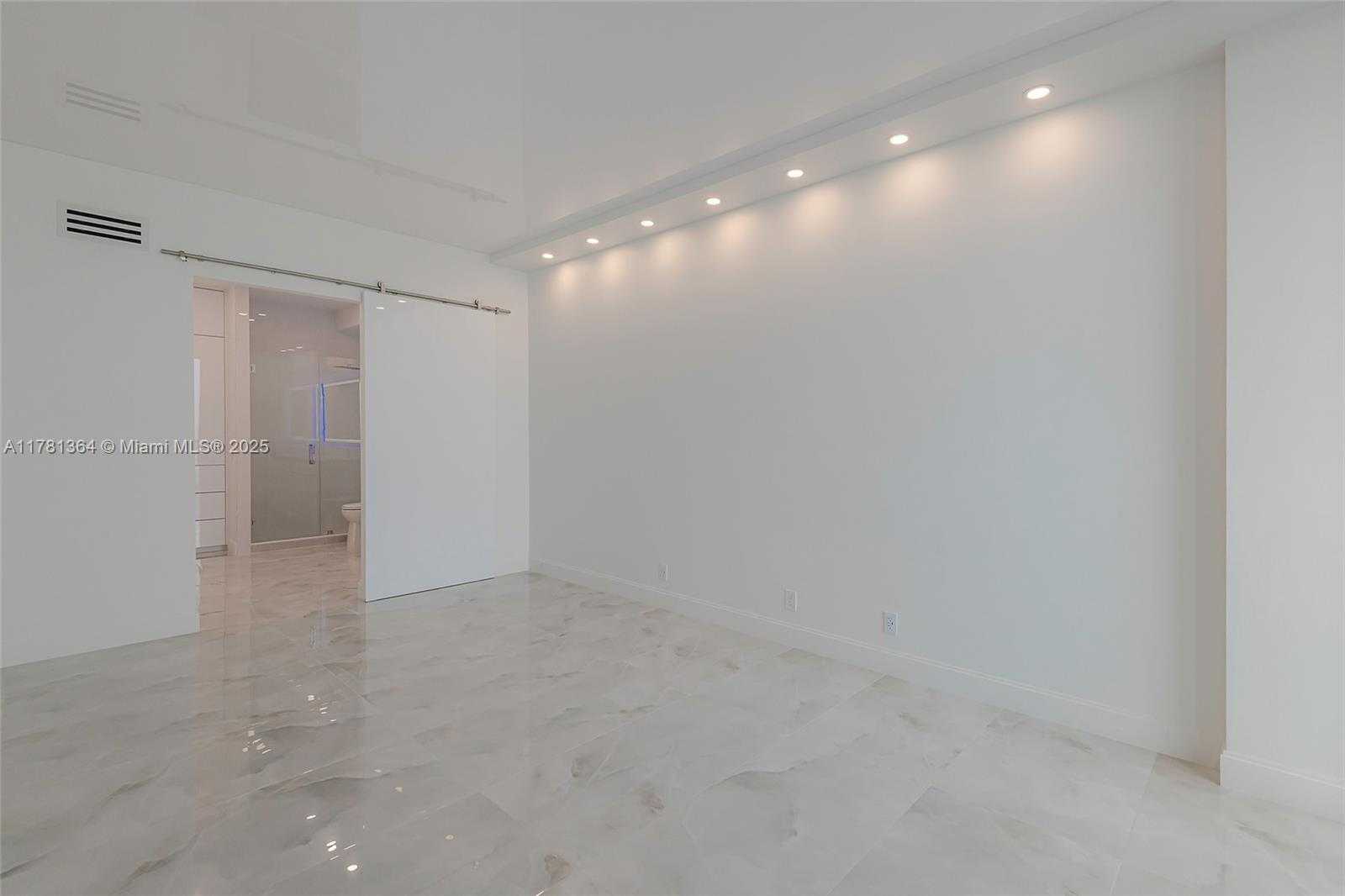 Small Image of 100 BAYVIEW DR #PH25, Sunny Isles Beach Number 21