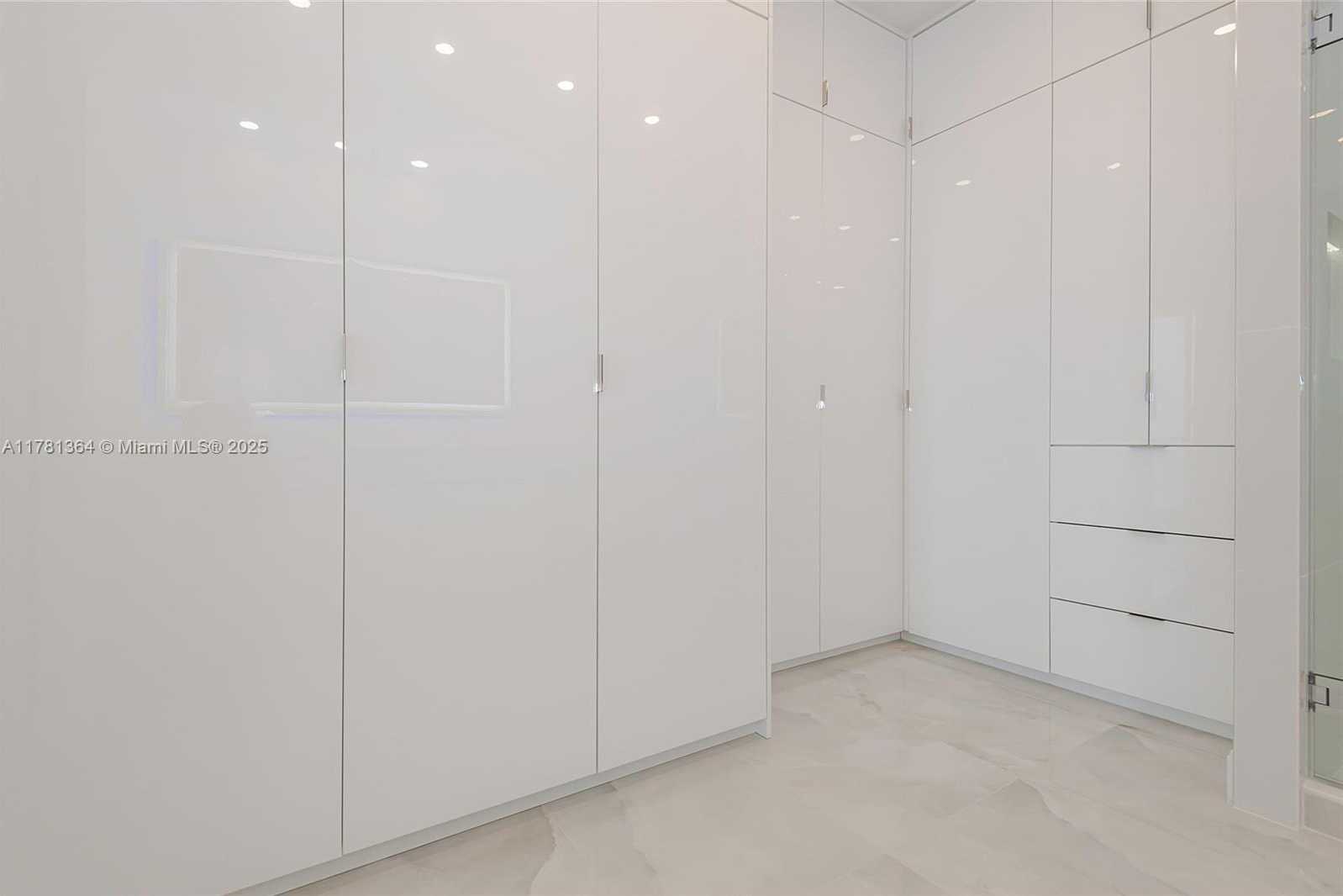 Small Image of 100 BAYVIEW DR #PH25, Sunny Isles Beach Number 23