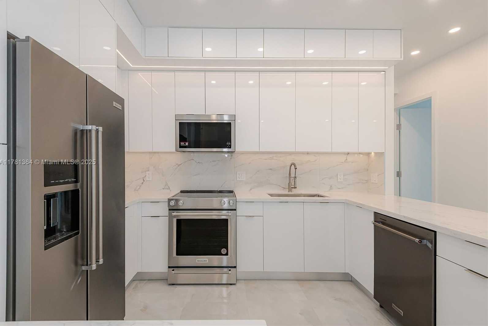 Small Image of 100 BAYVIEW DR #PH25, Sunny Isles Beach Number 25