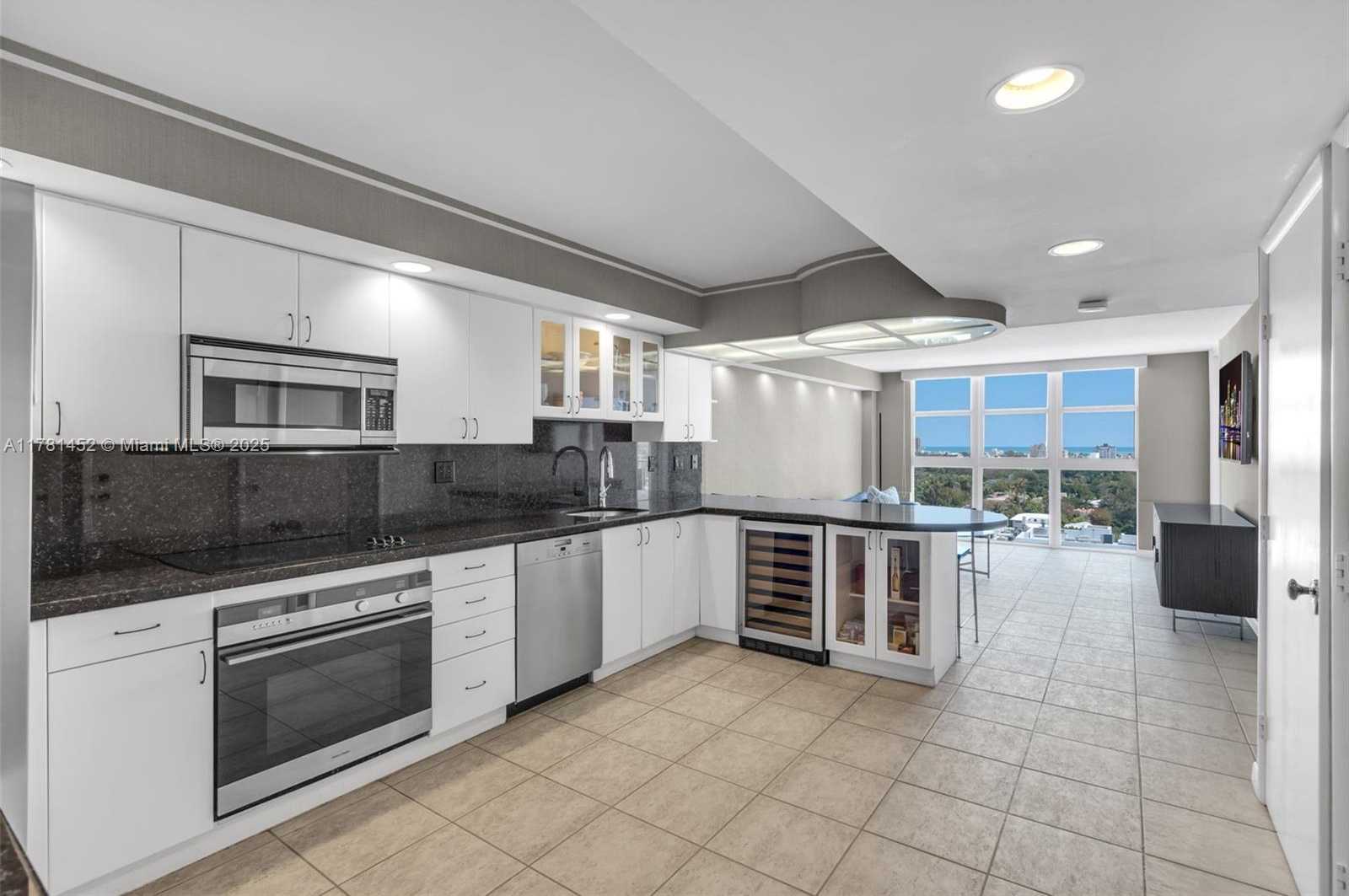 Small Image of 1228 WEST AVE #1110, Miami Beach Number 3