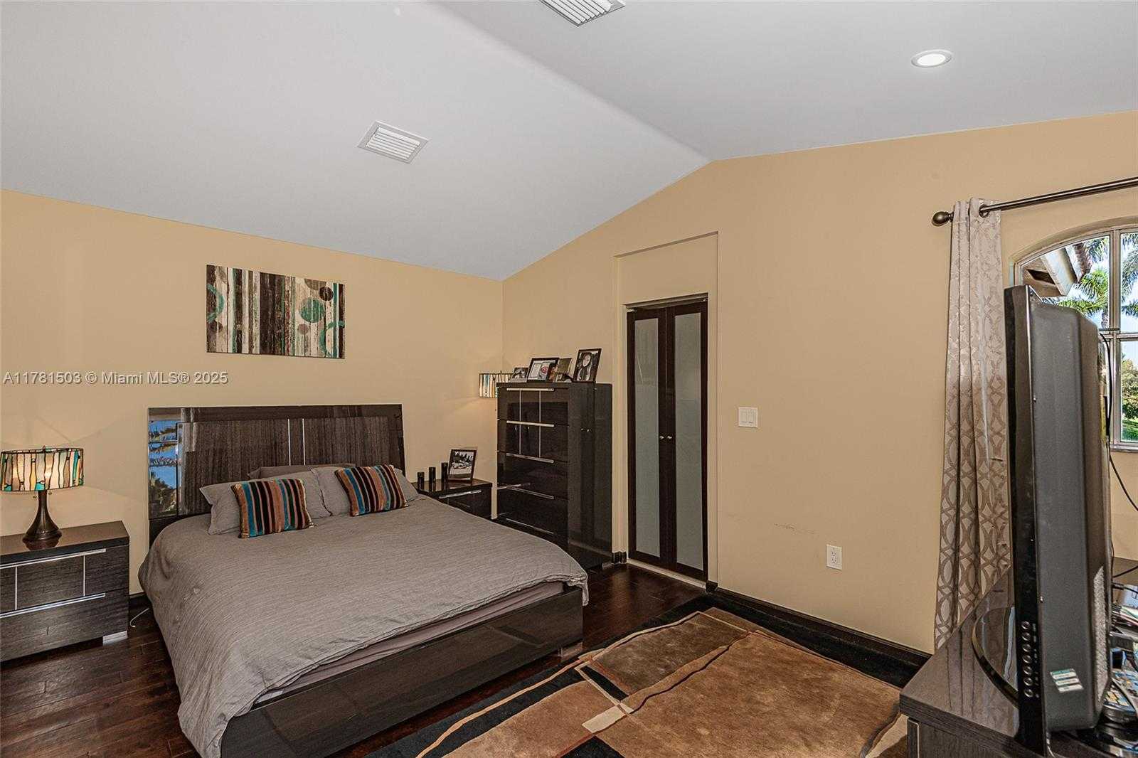 Small Image of 1094 REDWOOD ST #., Hollywood Number 12