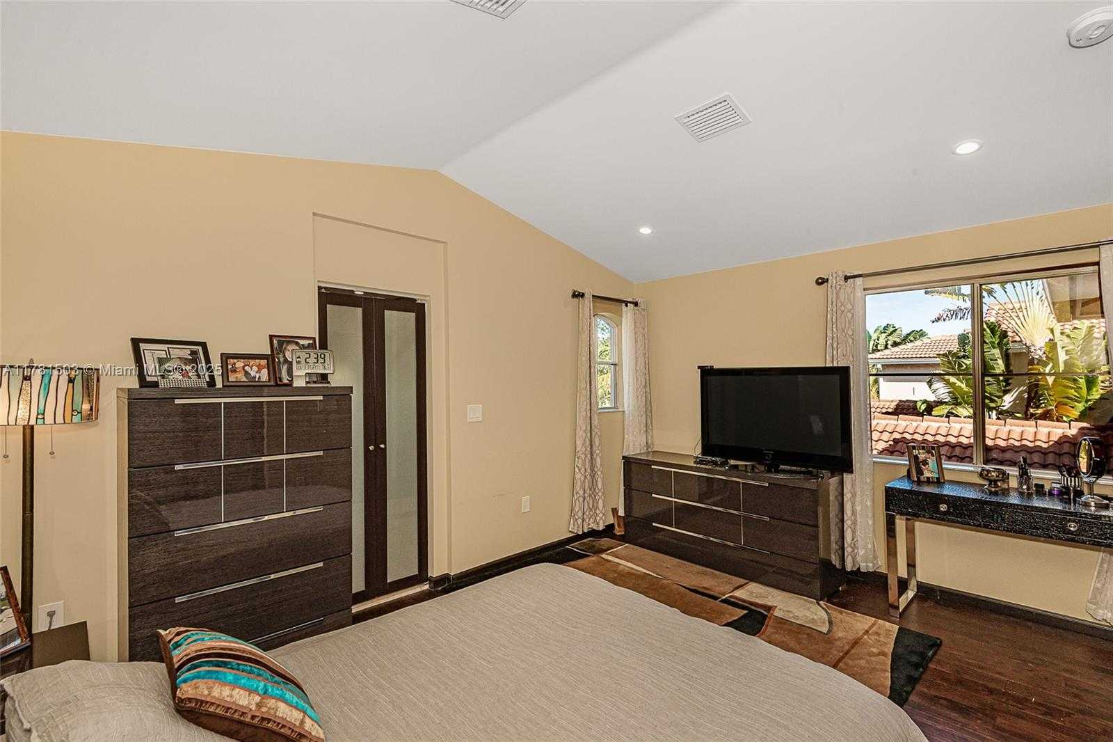 Small Image of 1094 REDWOOD ST #., Hollywood Number 13