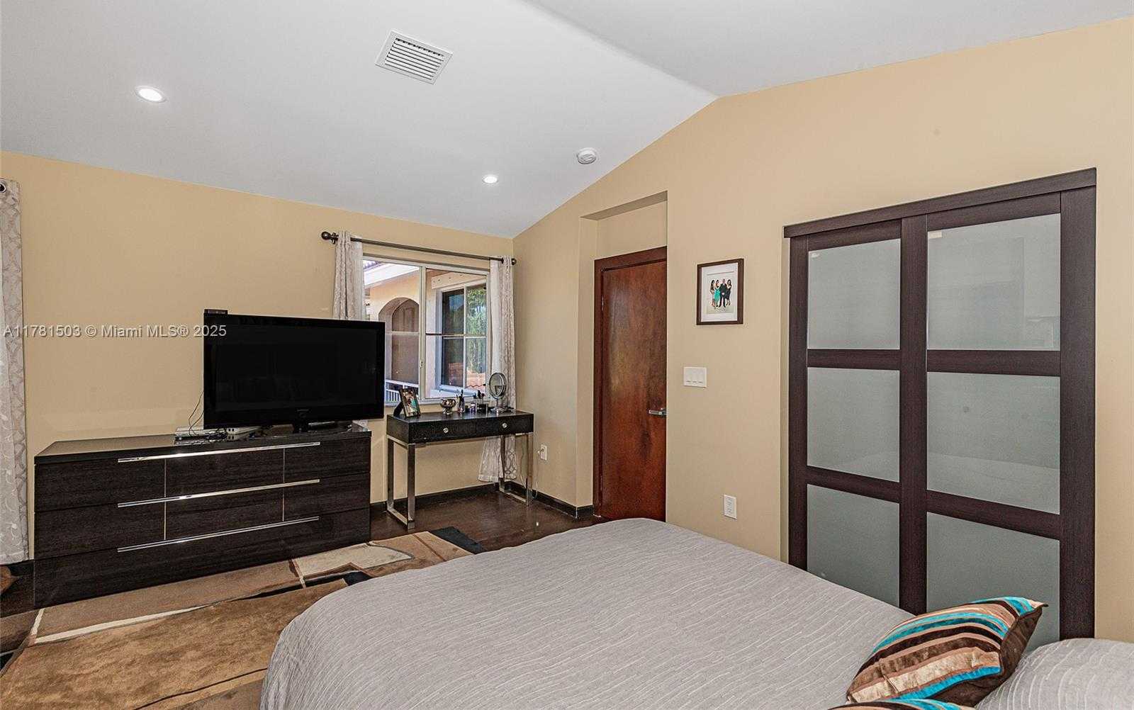 Small Image of 1094 REDWOOD ST #., Hollywood Number 14