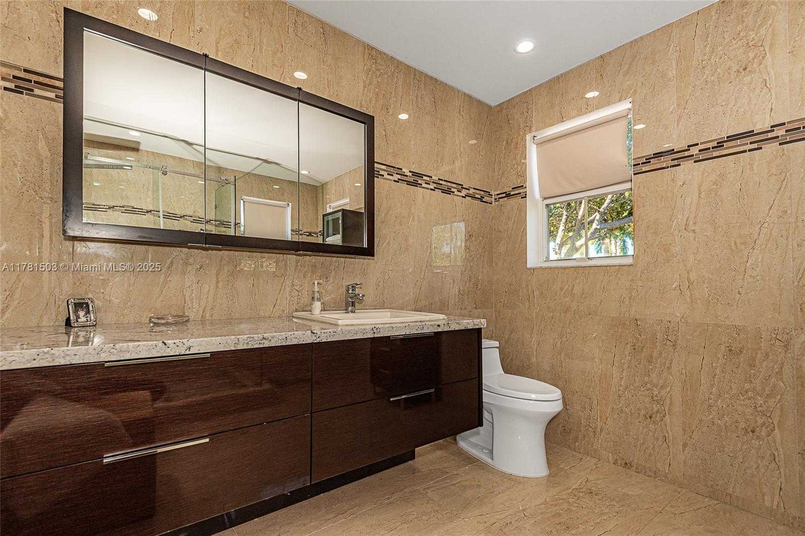 Small Image of 1094 REDWOOD ST #., Hollywood Number 15