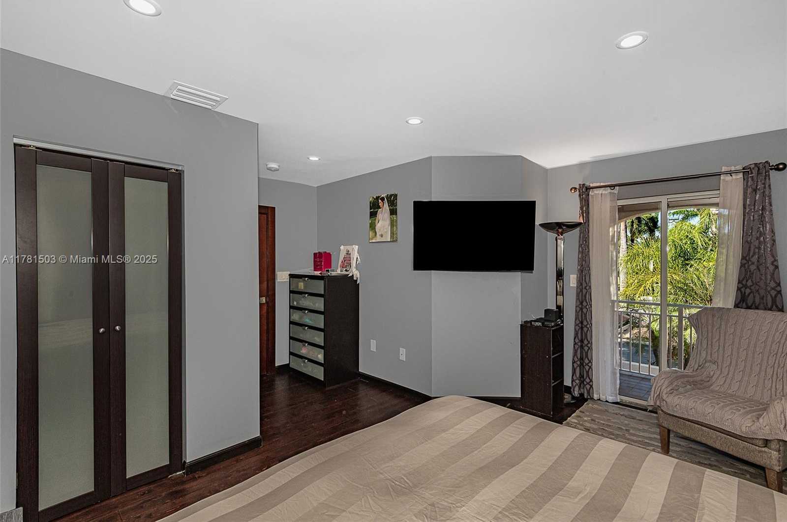 Small Image of 1094 REDWOOD ST #., Hollywood Number 17