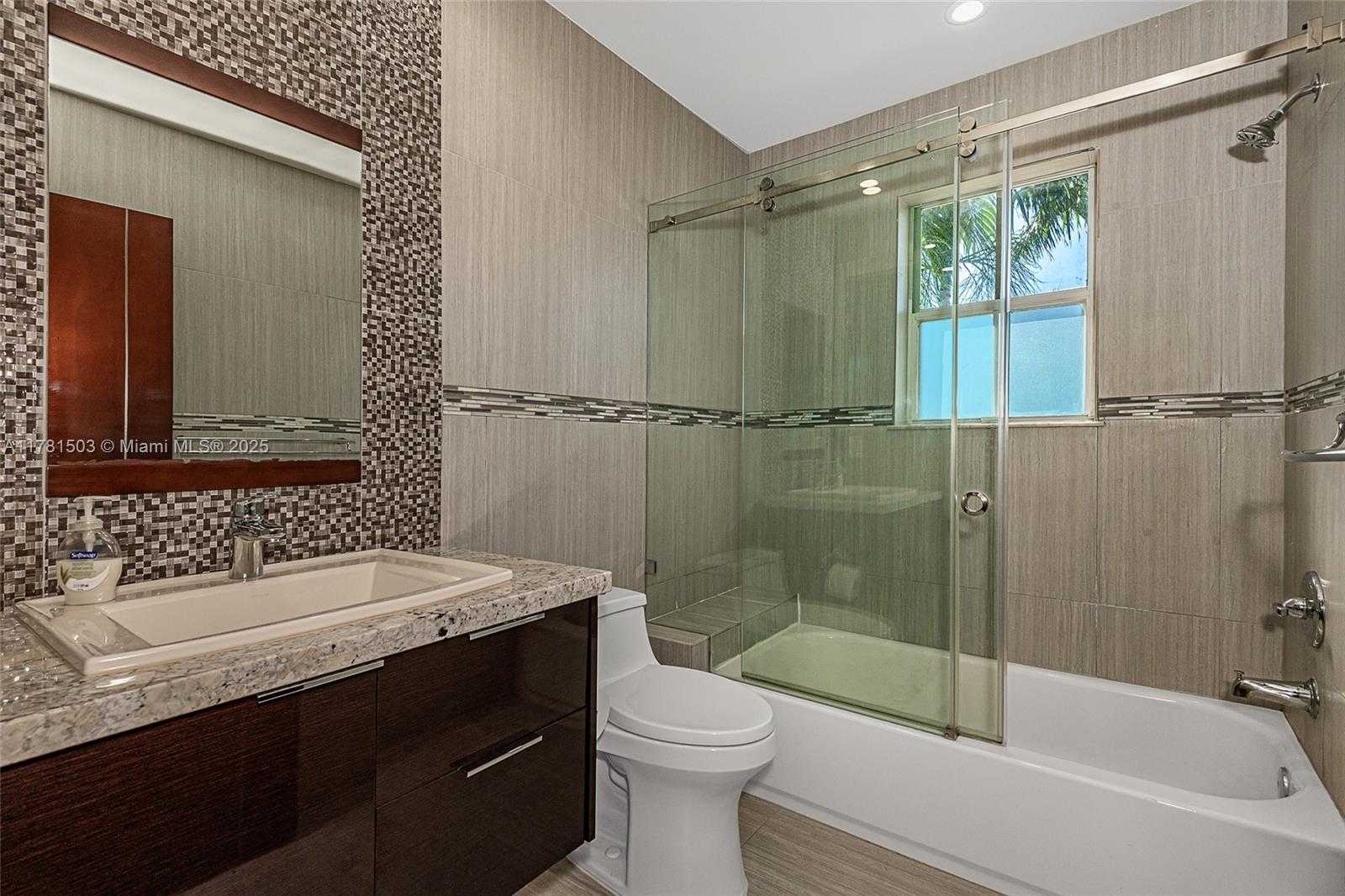 Small Image of 1094 REDWOOD ST #., Hollywood Number 19