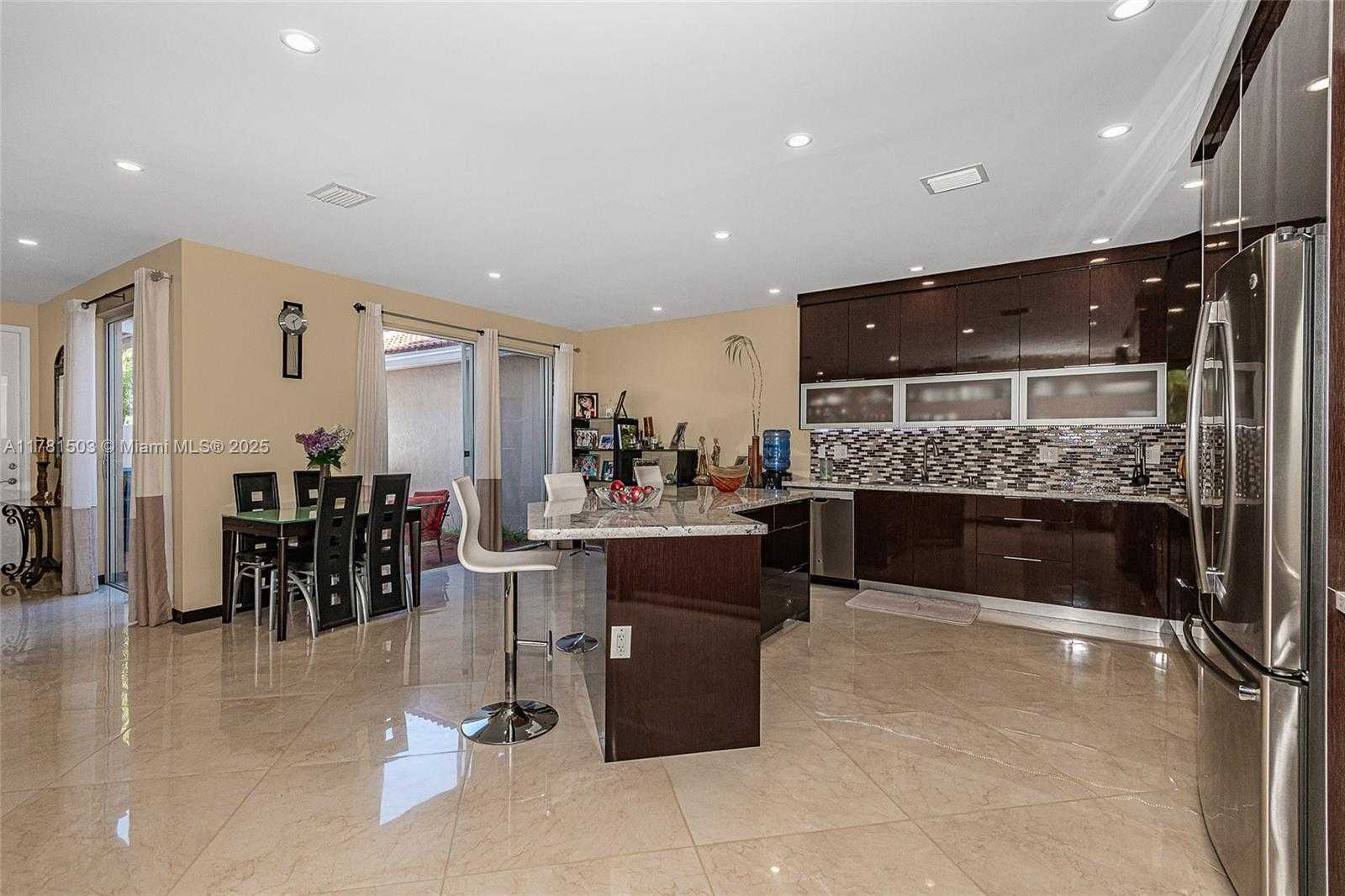 Small Image of 1094 REDWOOD ST #., Hollywood Number 5