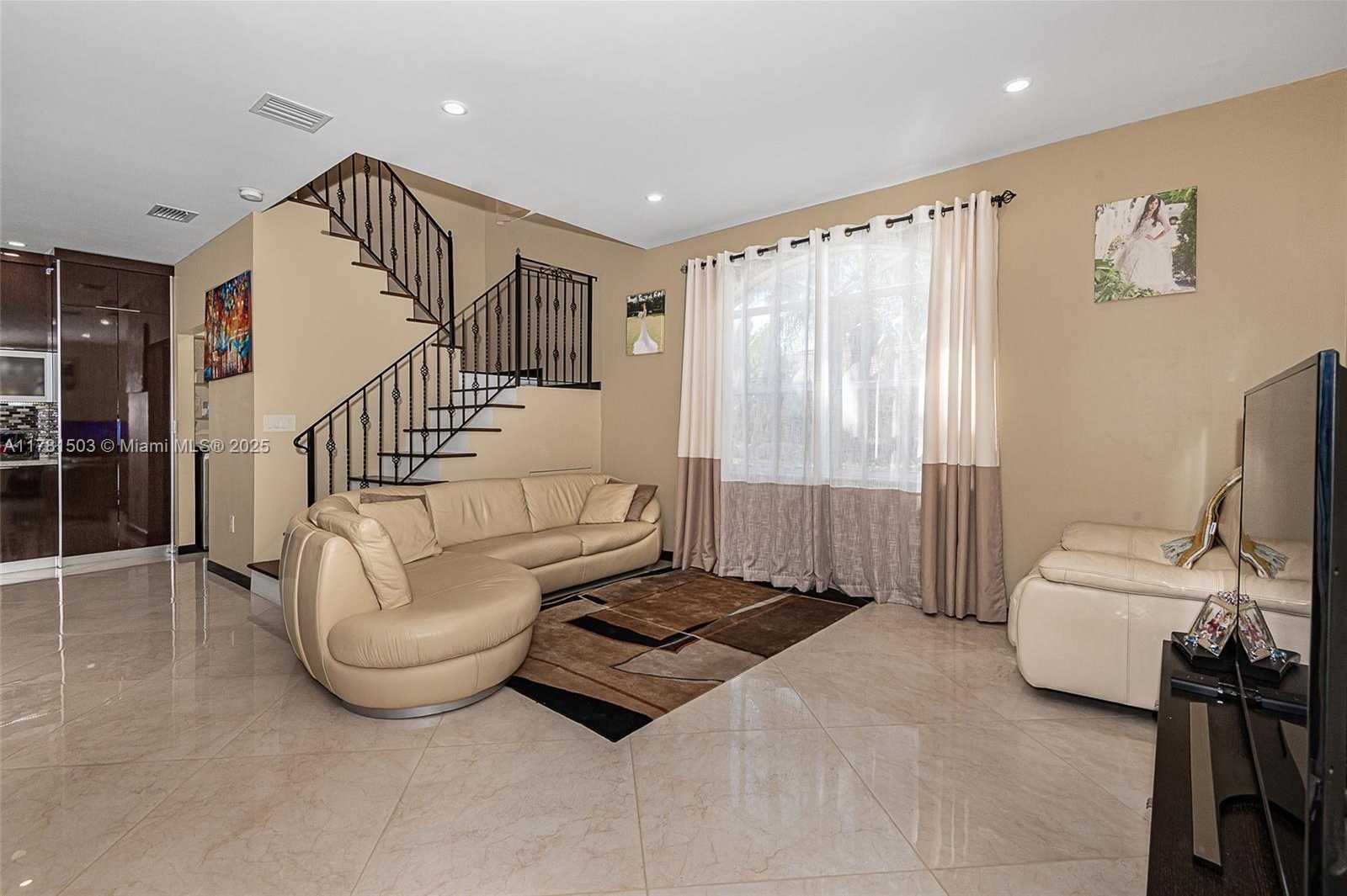 Small Image of 1094 REDWOOD ST #., Hollywood Number 6