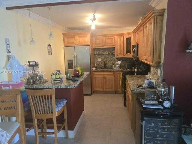 Small Image of 6900 BAY DR #8I, Miami Beach Number 2
