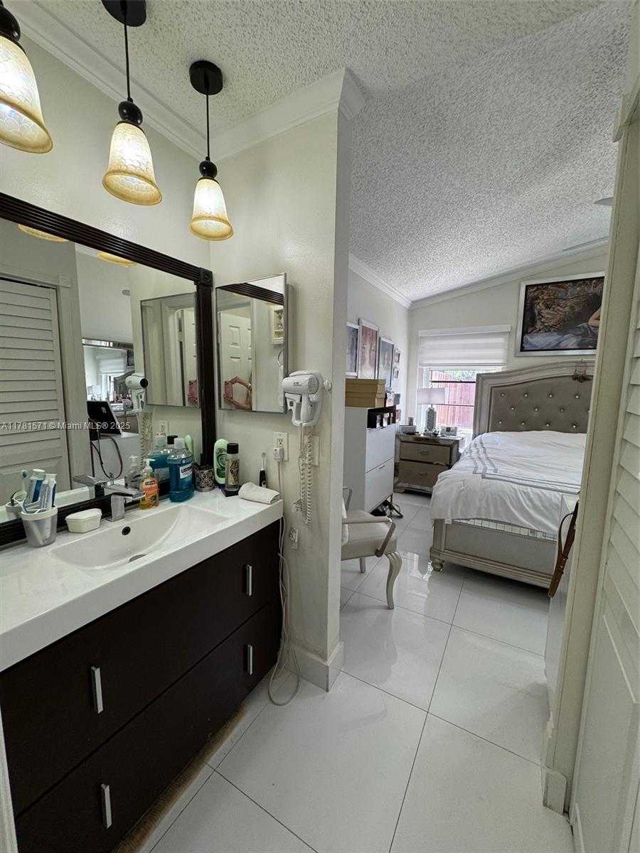 Small Image of 17012 NORTH WEST 66TH CT, Hialeah Number 14