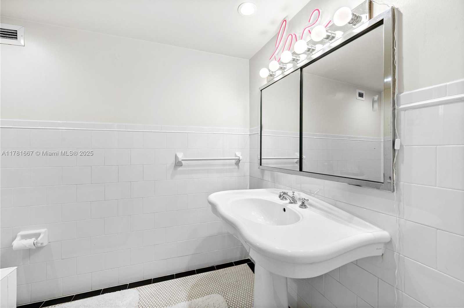 Small Image of 5255 COLLINS AVE #11A, Miami Beach Number 14