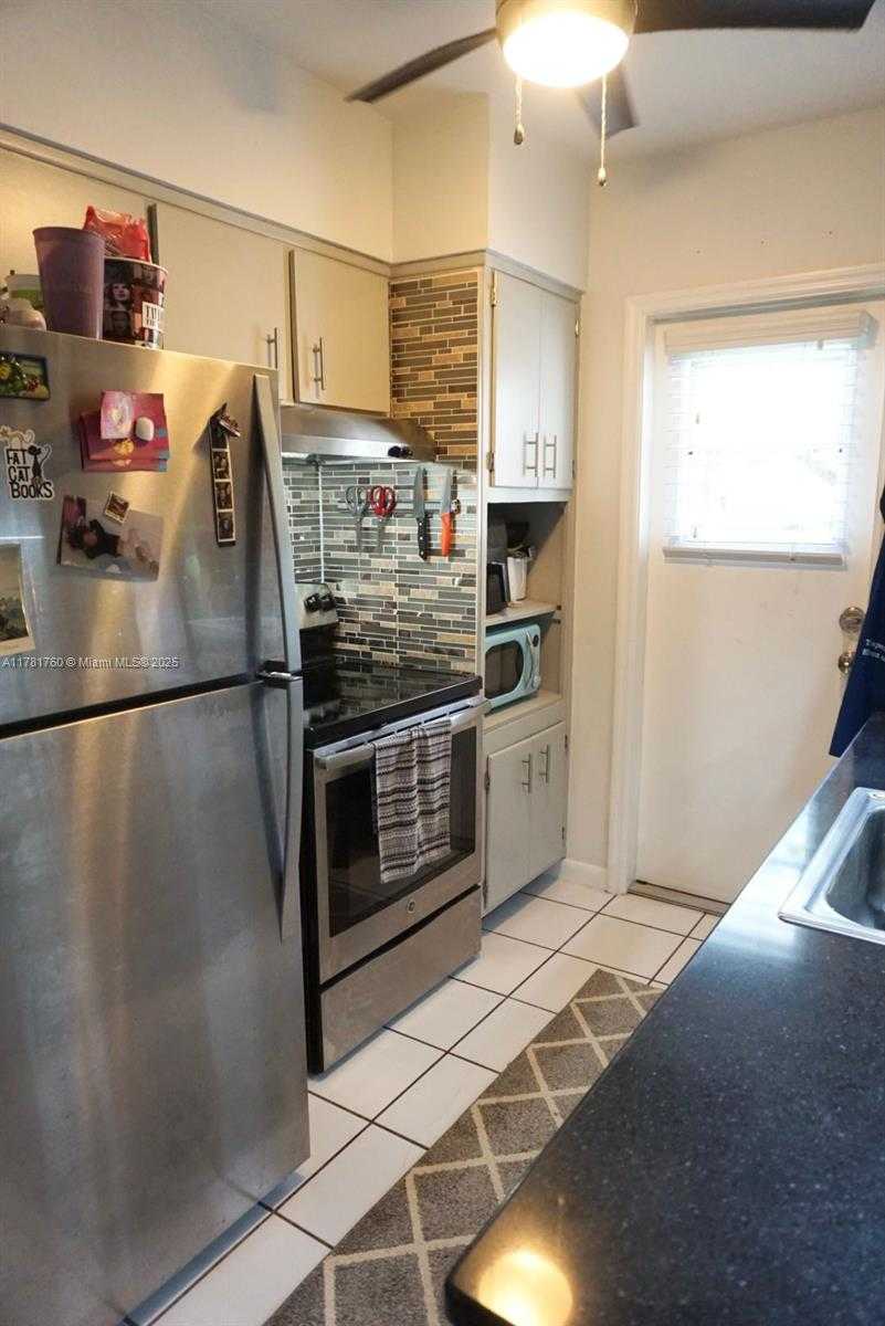 Small Image of 6565 SANTONA ST #B5, Coral Gables Number 12