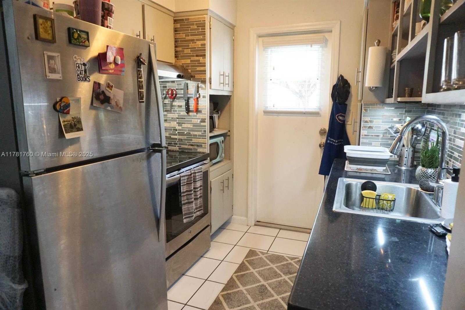 Small Image of 6565 SANTONA ST #B5, Coral Gables Number 9