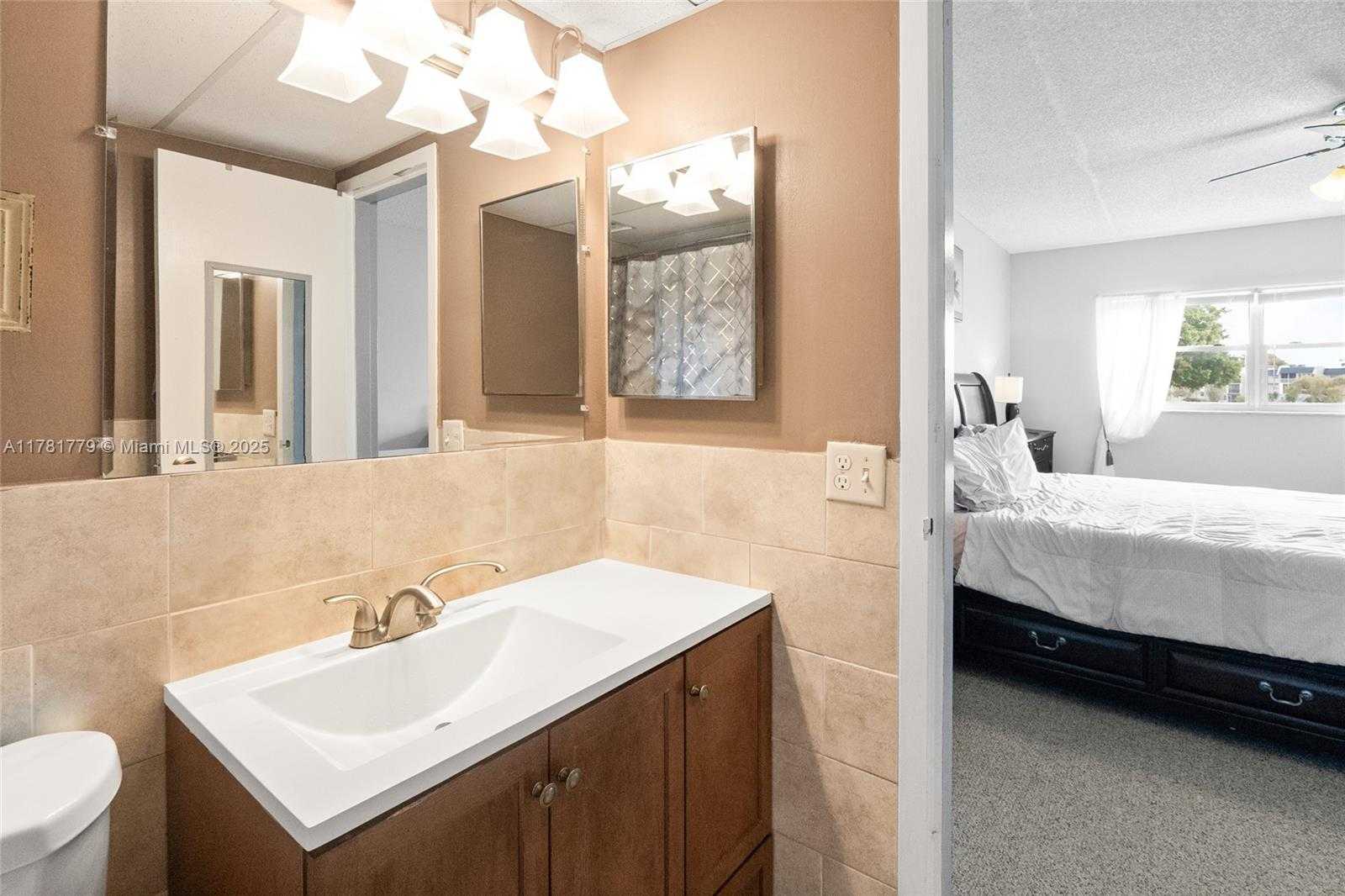 Small Image of 1020 COUNTRY CLUB DR #206, Margate Number 19