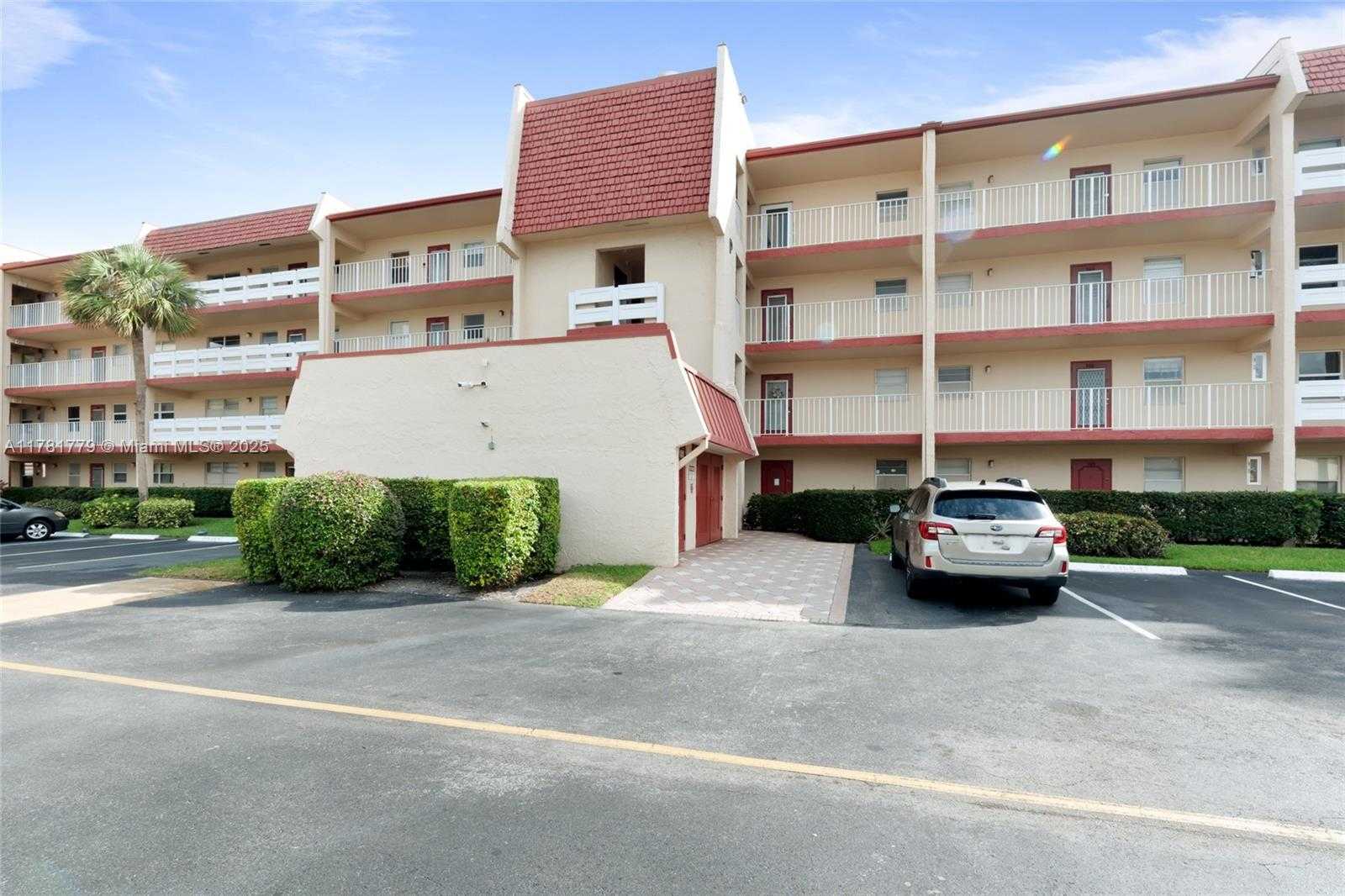 Small Image of 1020 COUNTRY CLUB DR #206, Margate Number 2