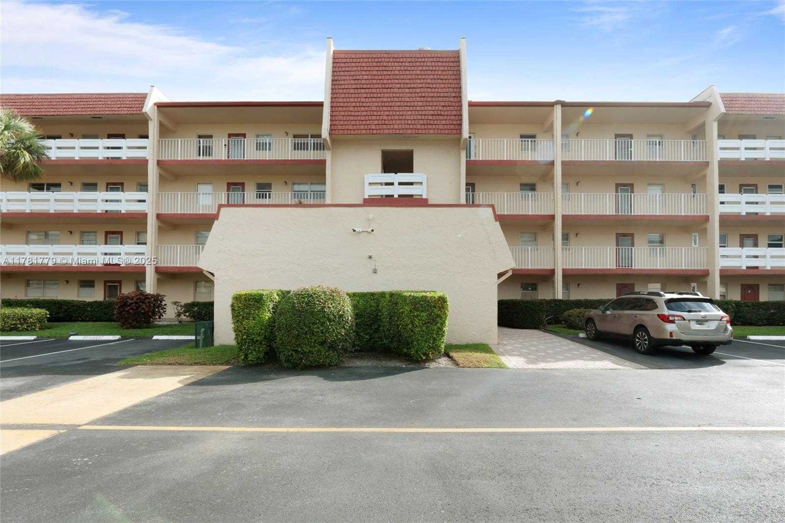 Small Image of 1020 COUNTRY CLUB DR #206, Margate Number 3