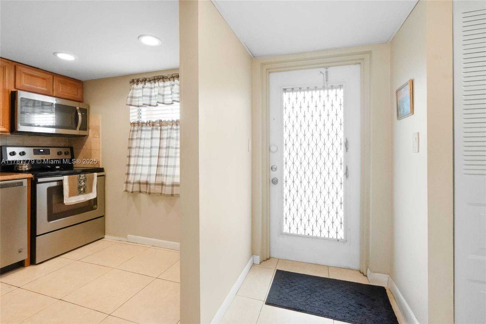 Small Image of 1020 COUNTRY CLUB DR #206, Margate Number 6