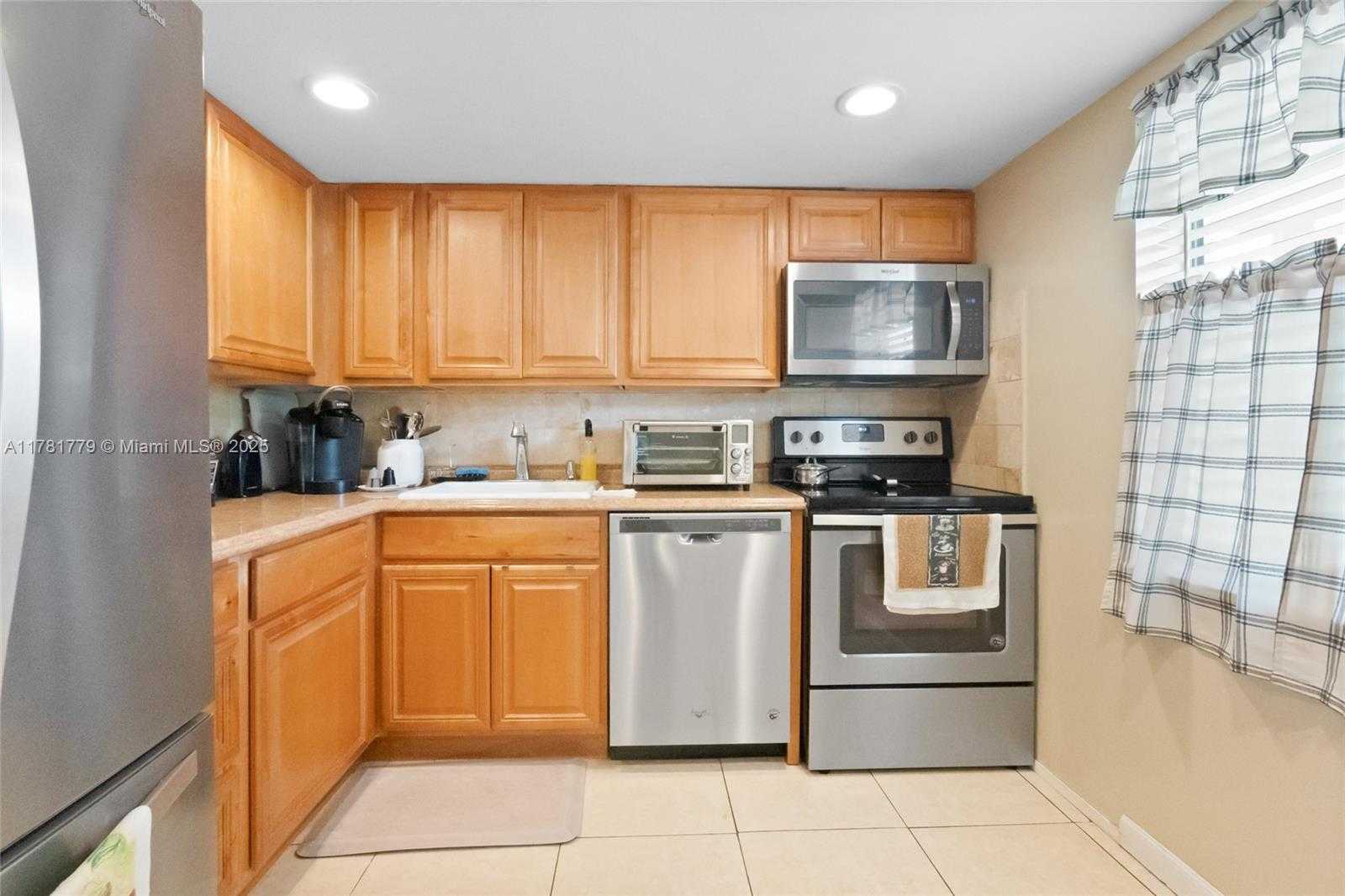 Small Image of 1020 COUNTRY CLUB DR #206, Margate Number 7