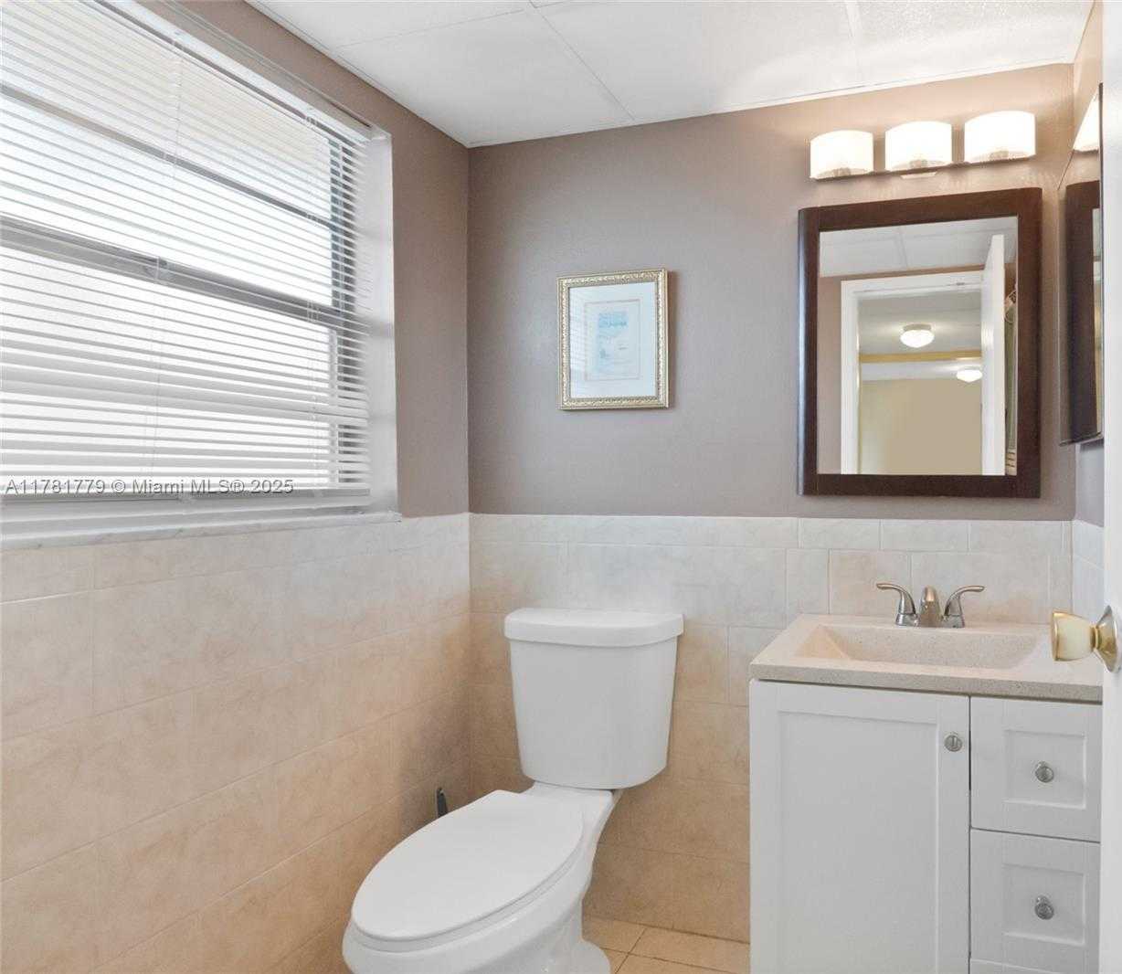 Small Image of 1020 COUNTRY CLUB DR #206, Margate Number 9