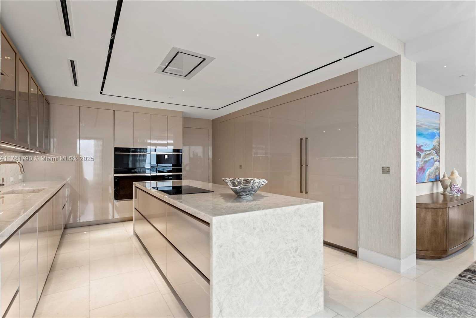 Small Image of 1425 Brickell Ave, Miami, FL 33131, USA Number 12