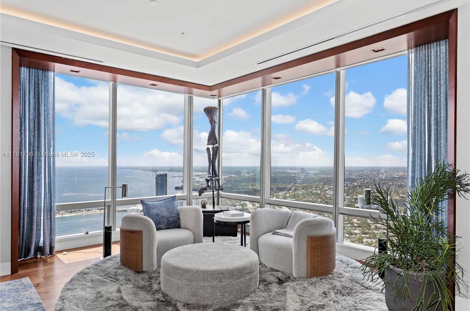 Small Image of 1425 Brickell Ave, Miami, FL 33131, USA Number 2