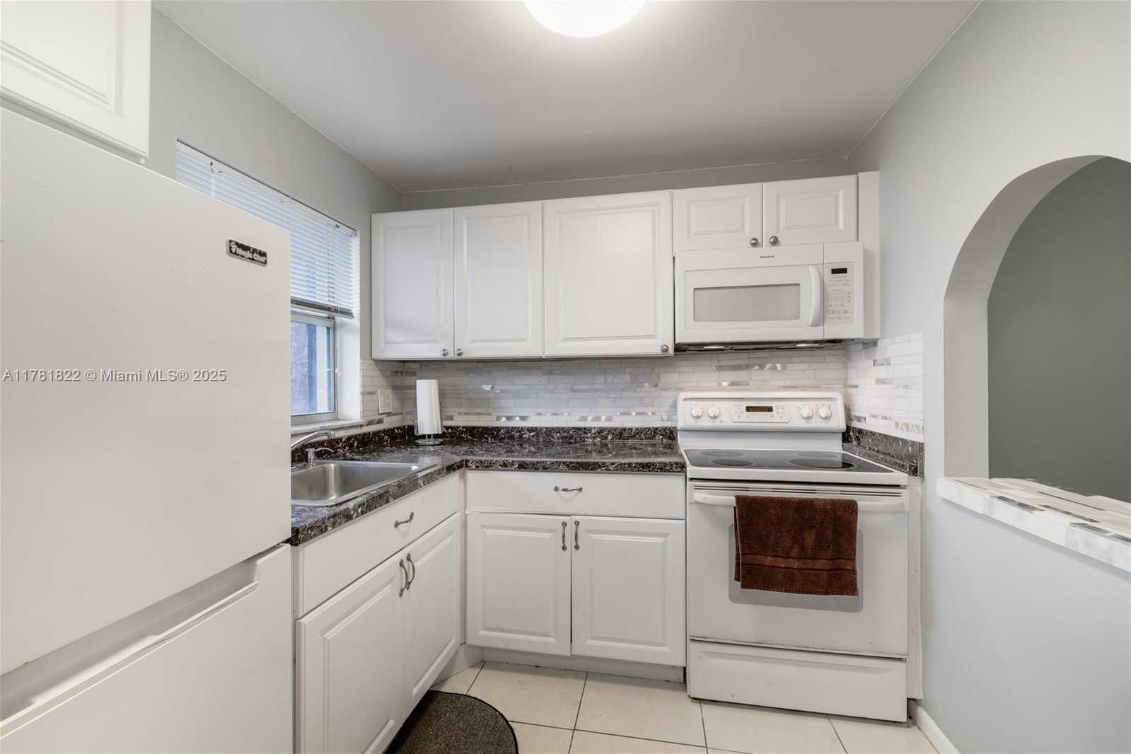 Small Image of 9001 SUNRISE LAKES BLVD #106, Sunrise Number 2