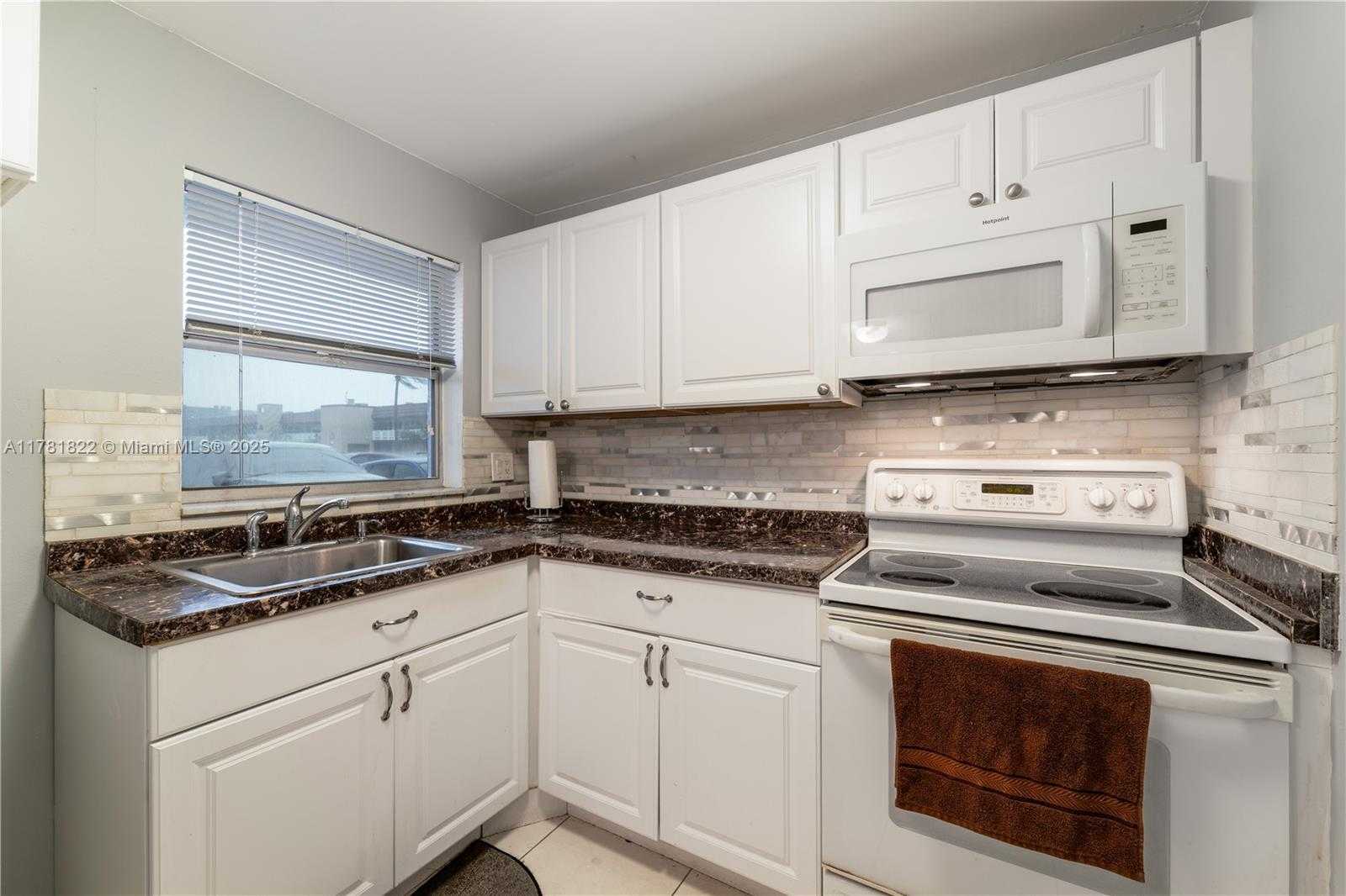 Small Image of 9001 SUNRISE LAKES BLVD #106, Sunrise Number 3