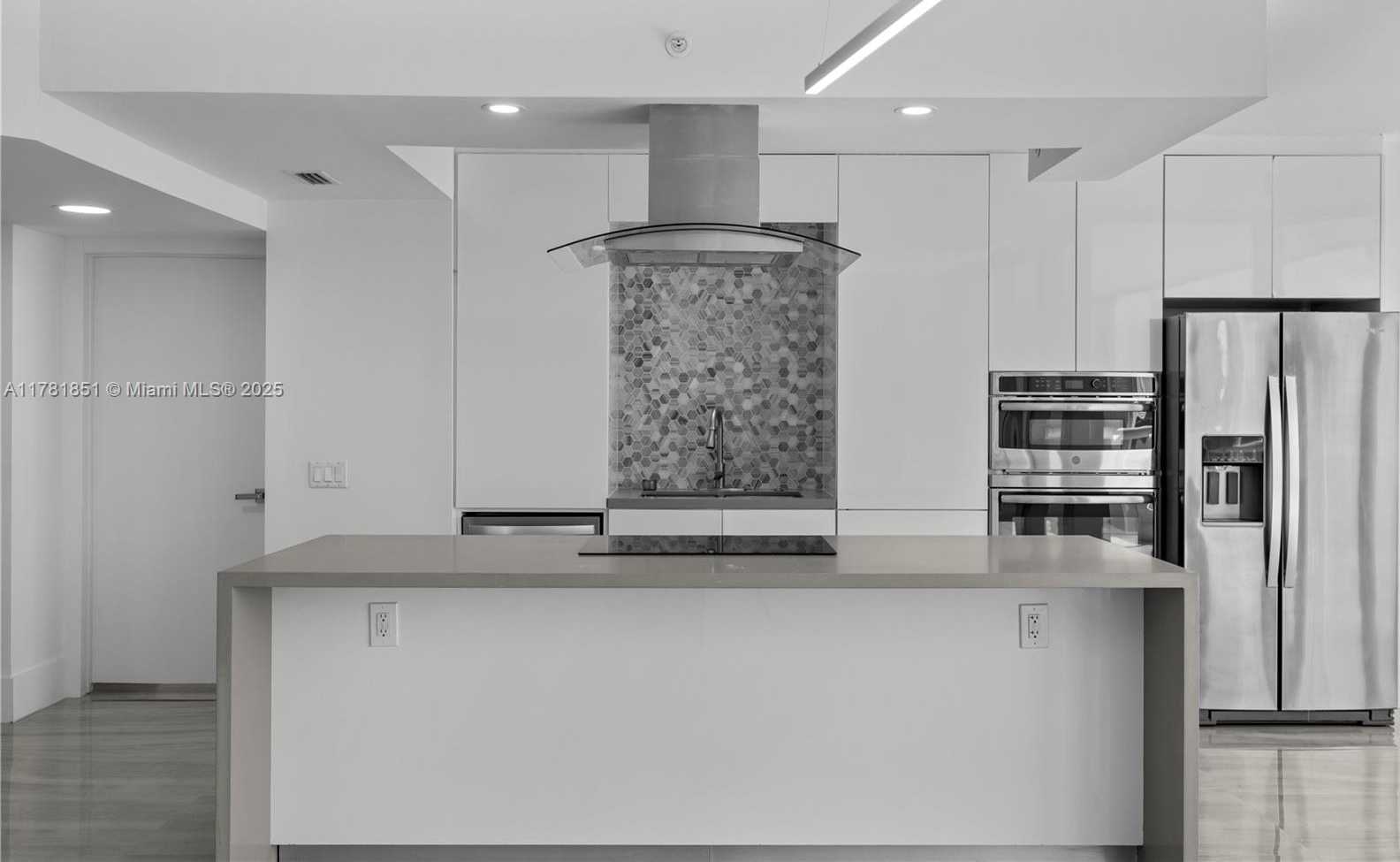 Small Image of 21055 Yacht Club Dr, Aventura, FL 33180, USA Number 2