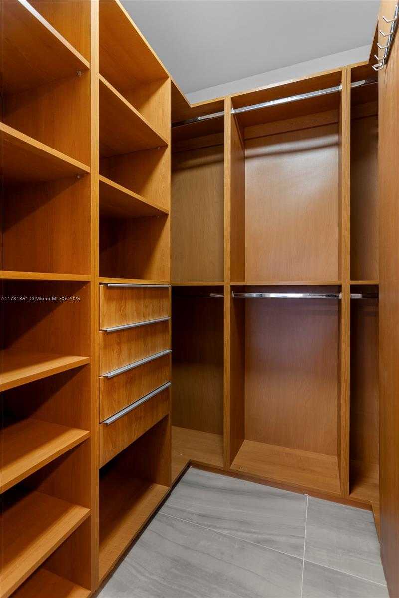 Small Image of 21055 Yacht Club Dr, Aventura, FL 33180, USA Number 23