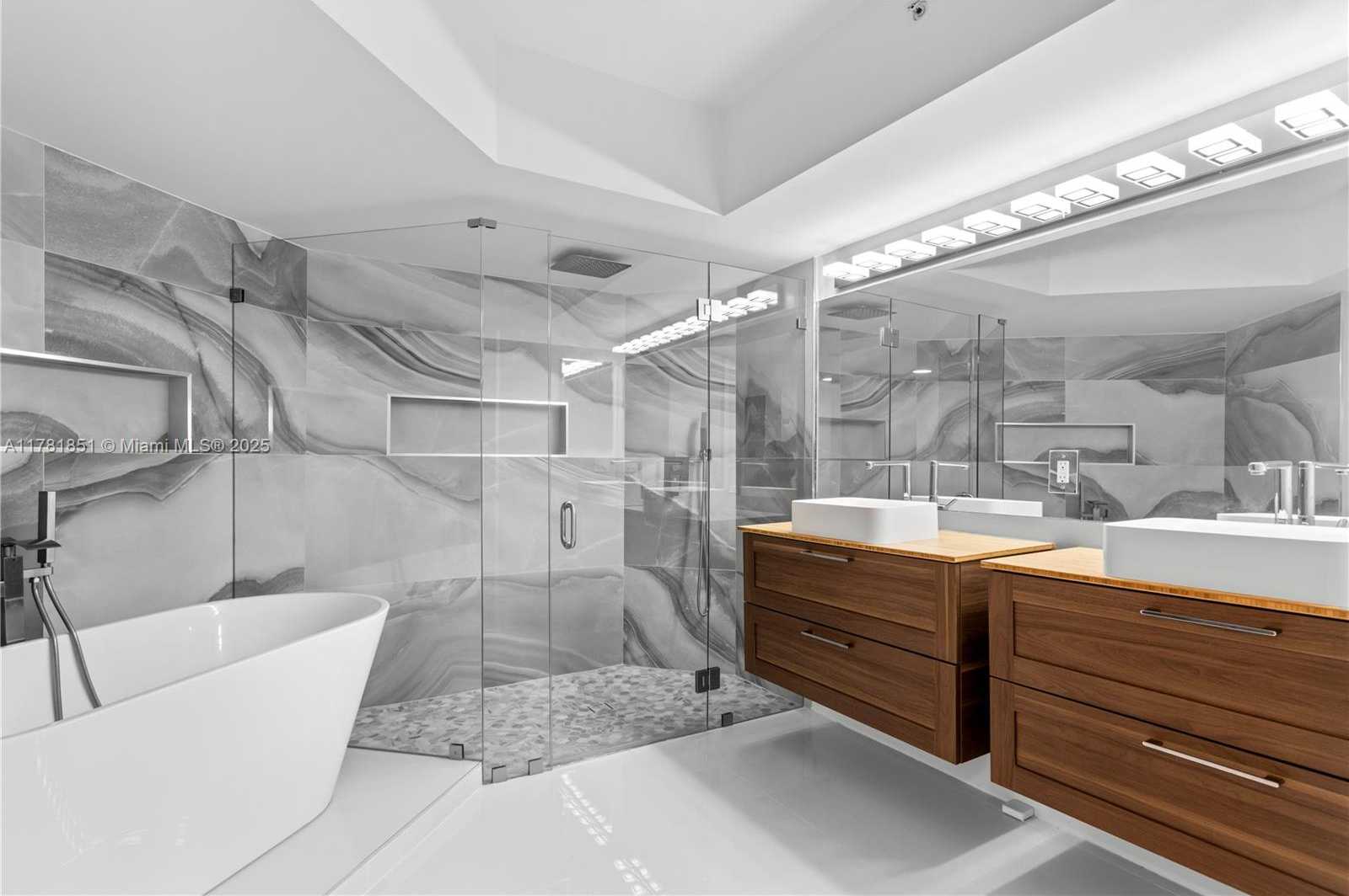 Small Image of 21055 Yacht Club Dr, Aventura, FL 33180, USA Number 25
