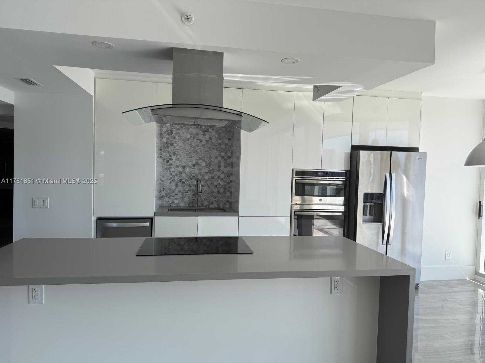 Small Image of 21055 Yacht Club Dr, Aventura, FL 33180, USA Number 3