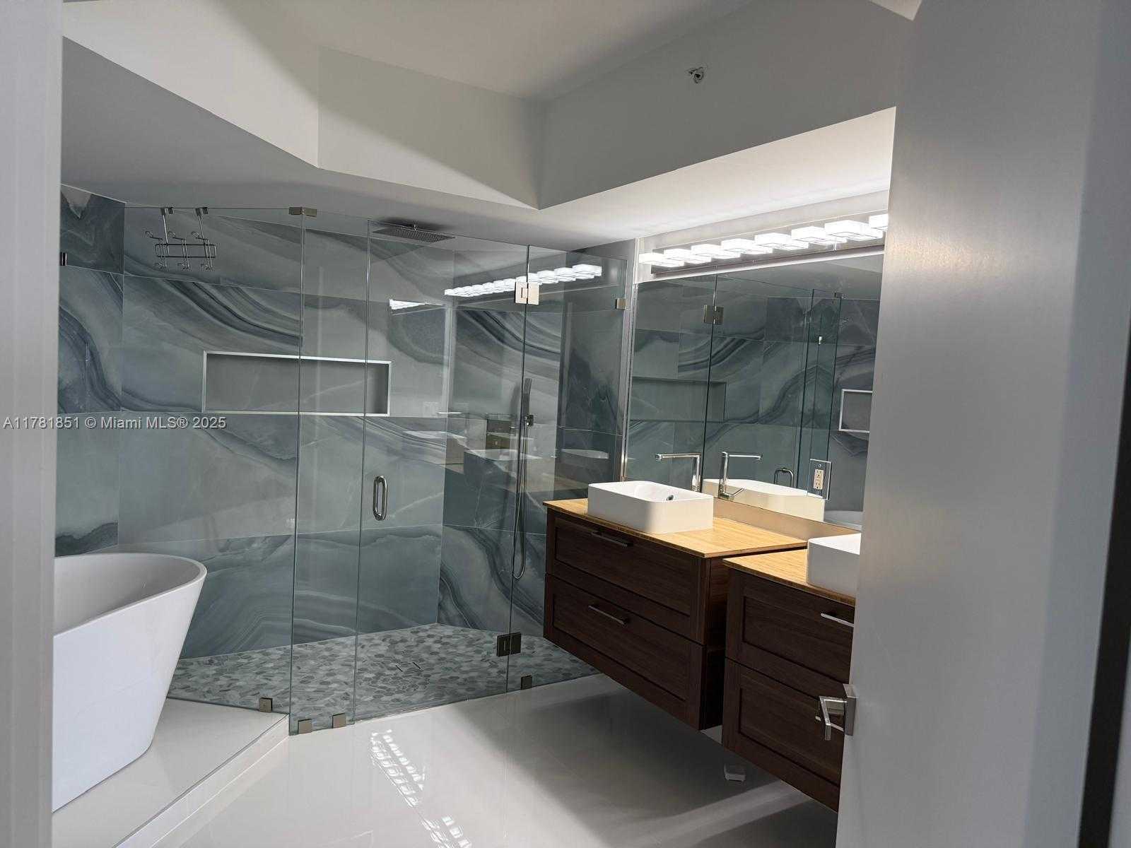 Small Image of 21055 Yacht Club Dr, Aventura, FL 33180, USA Number 8