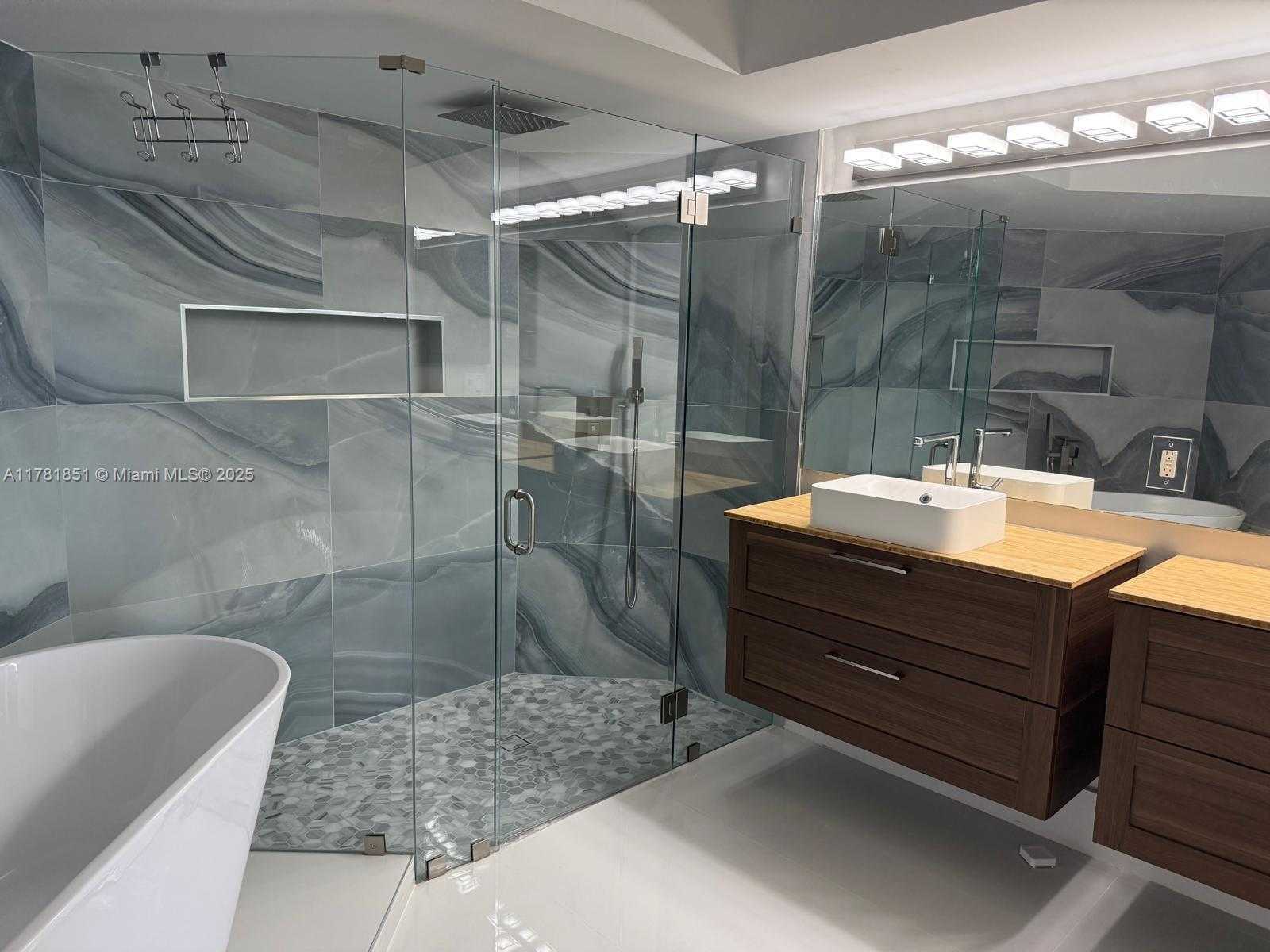 Small Image of 21055 Yacht Club Dr, Aventura, FL 33180, USA Number 9