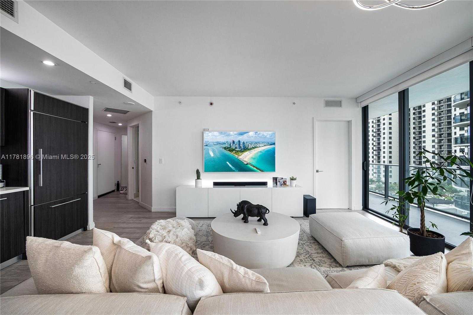 Small Image of 45 SOUTH WEST 9TH ST #1508, Miami Number 4