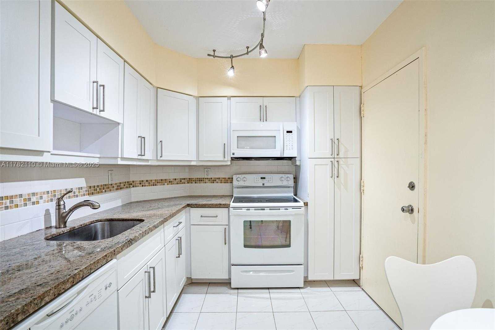 Small Image of 500 BAYVIEW DR #1418, Sunny Isles Beach Number 18