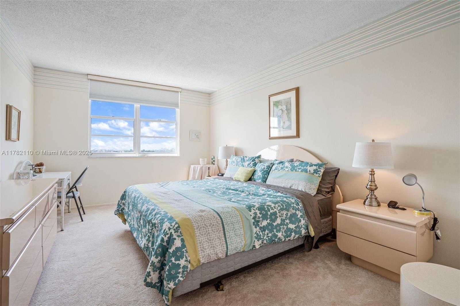 Small Image of 500 BAYVIEW DR #1418, Sunny Isles Beach Number 21