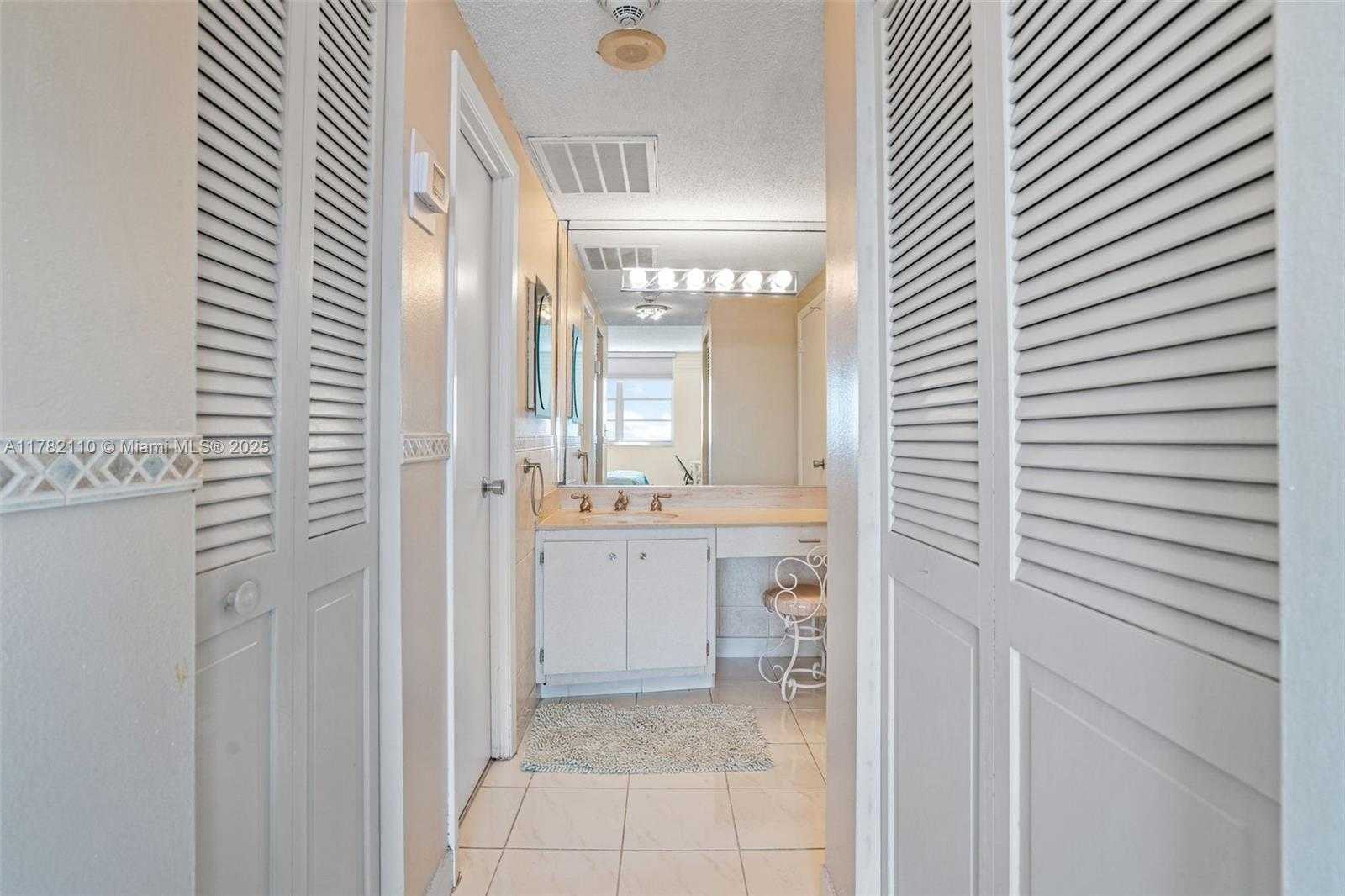 Small Image of 500 BAYVIEW DR #1418, Sunny Isles Beach Number 25