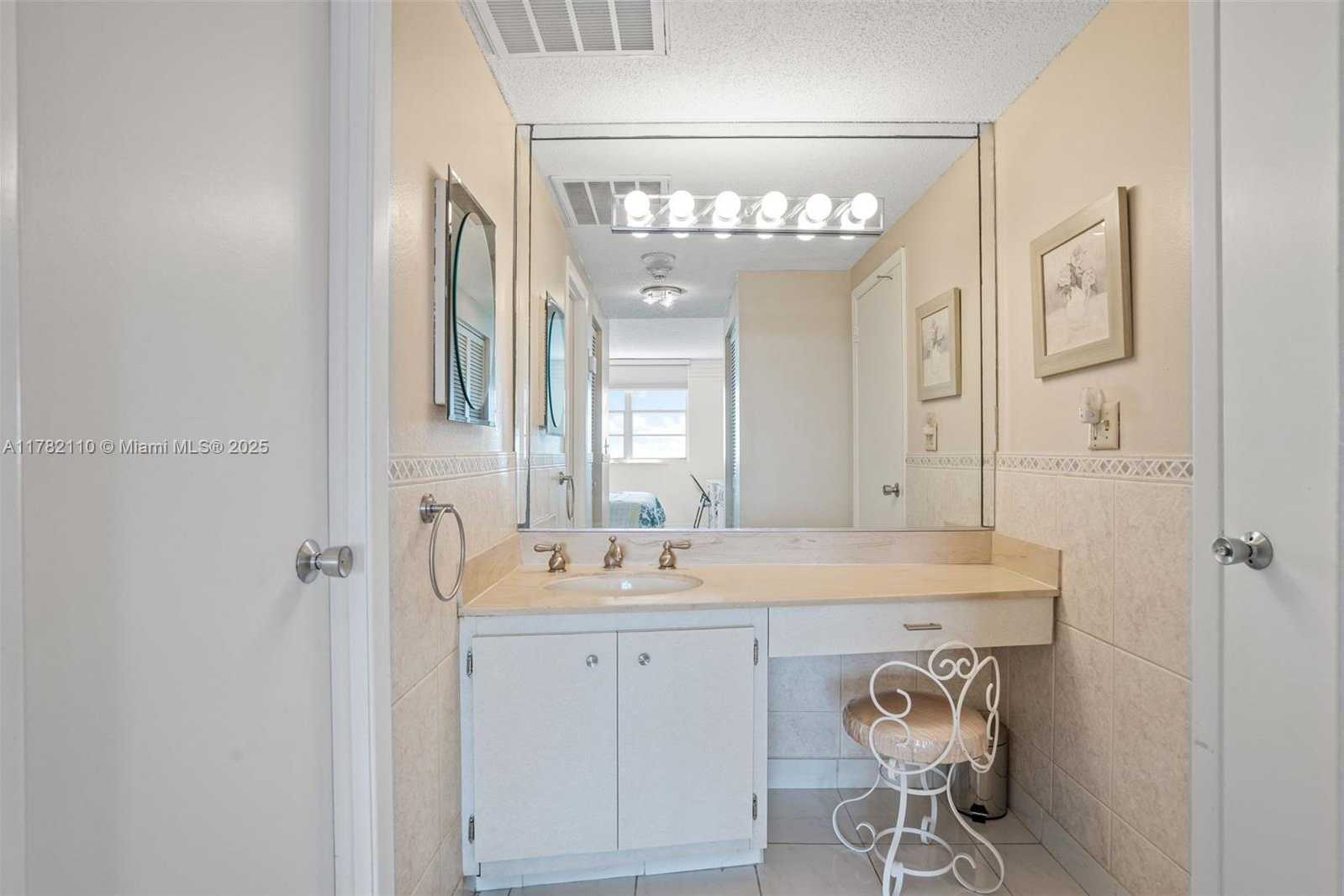 Small Image of 500 BAYVIEW DR #1418, Sunny Isles Beach Number 26