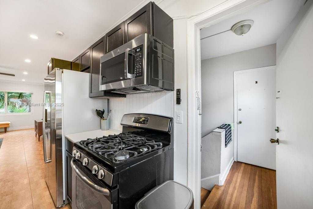 Small Image of 10070 EAST BAY HARBOR DR #70D, Bay Harbor Islands Number 16