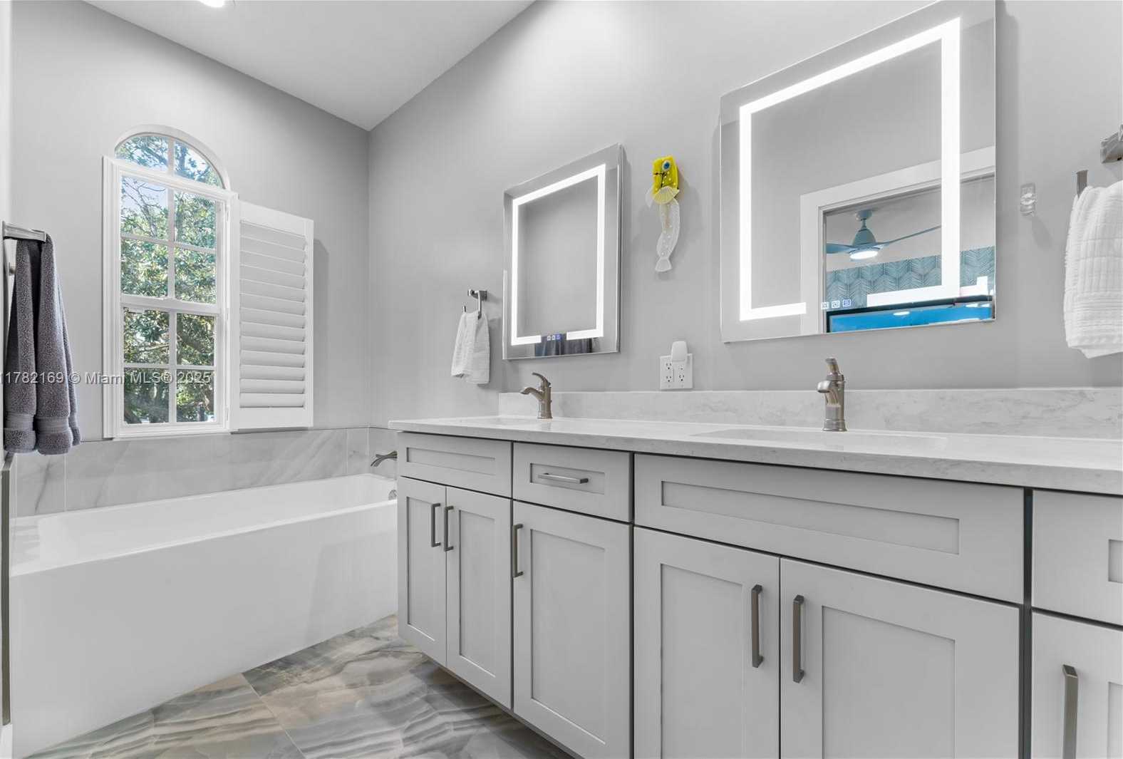 Small Image of 129 FARMINGDALE DR, Jupiter Number 34