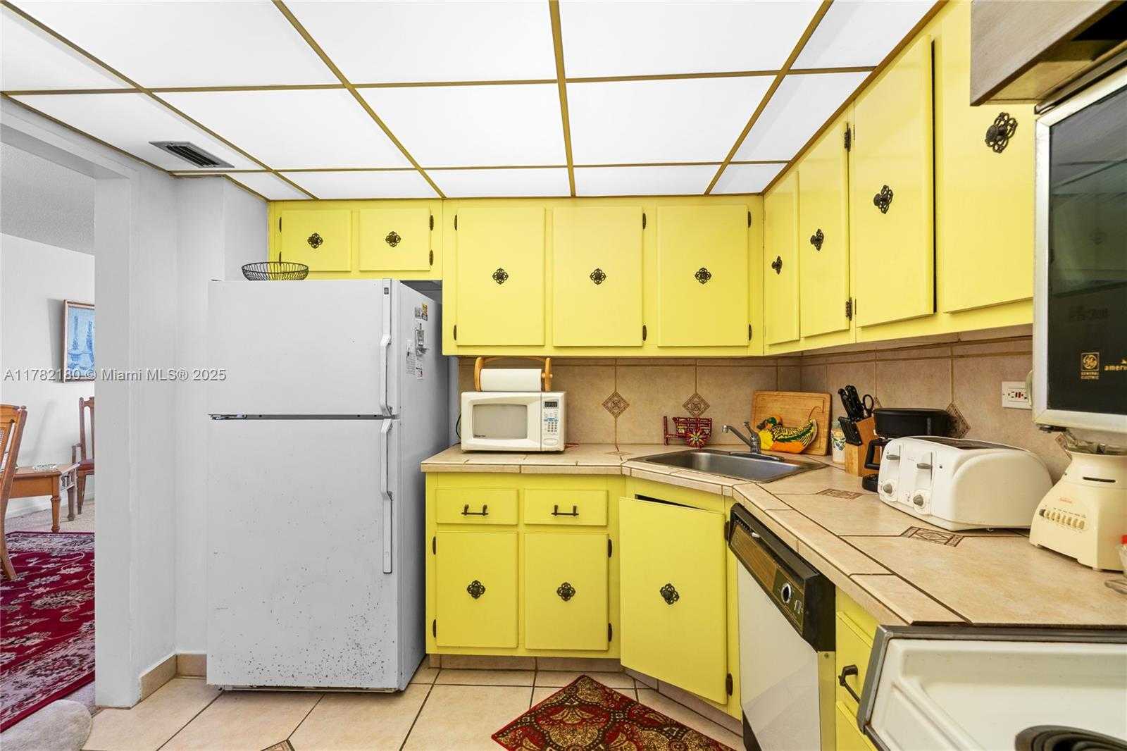 Small Image of 5601 COLLINS AVE #1014, Miami Beach Number 12