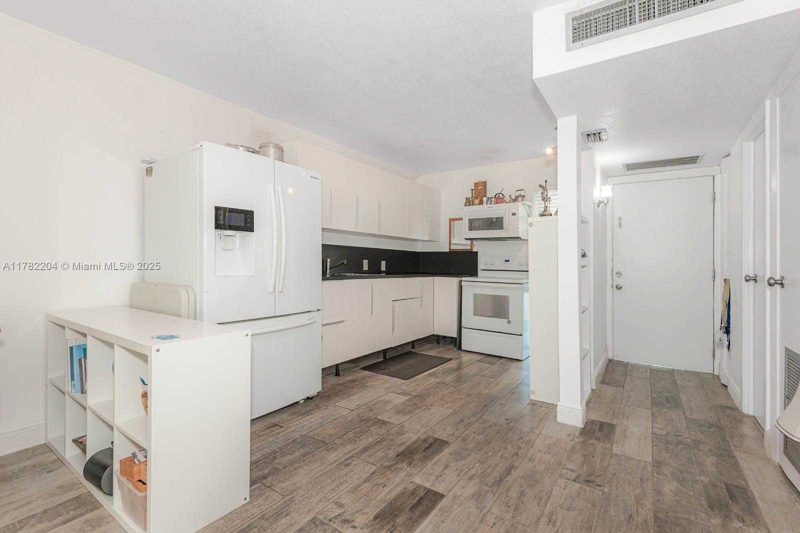 Small Image of 3401 NORTH COUNTRY CLUB DR #117, Aventura Number 2