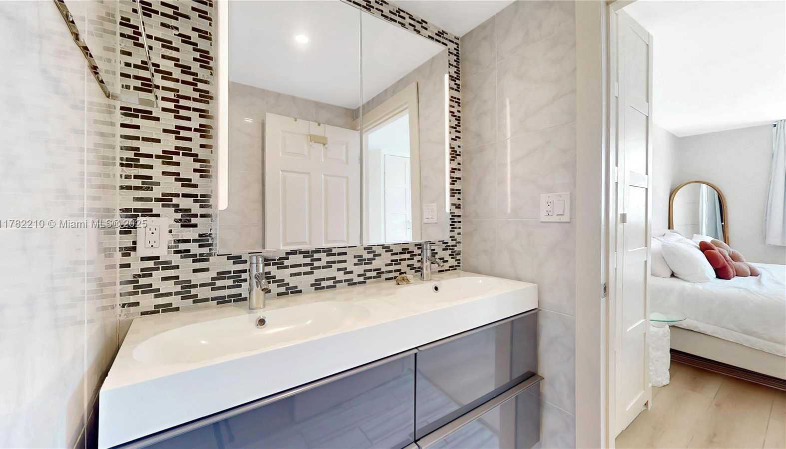 Small Image of 6900 BAY DR #PH-B, Miami Beach Number 14