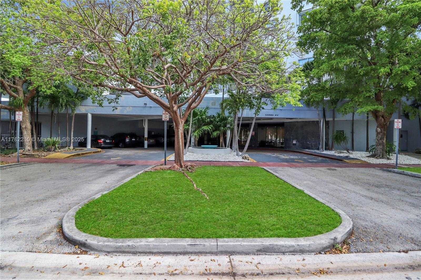 Small Image of 6900 BAY DR #PH-B, Miami Beach Number 26
