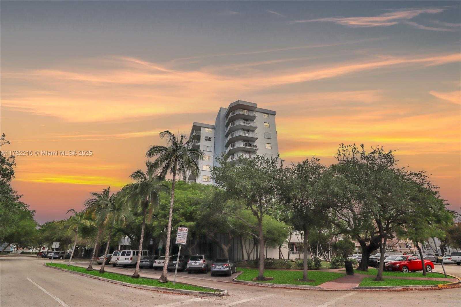 Small Image of 6900 BAY DR #PH-B, Miami Beach Number 3