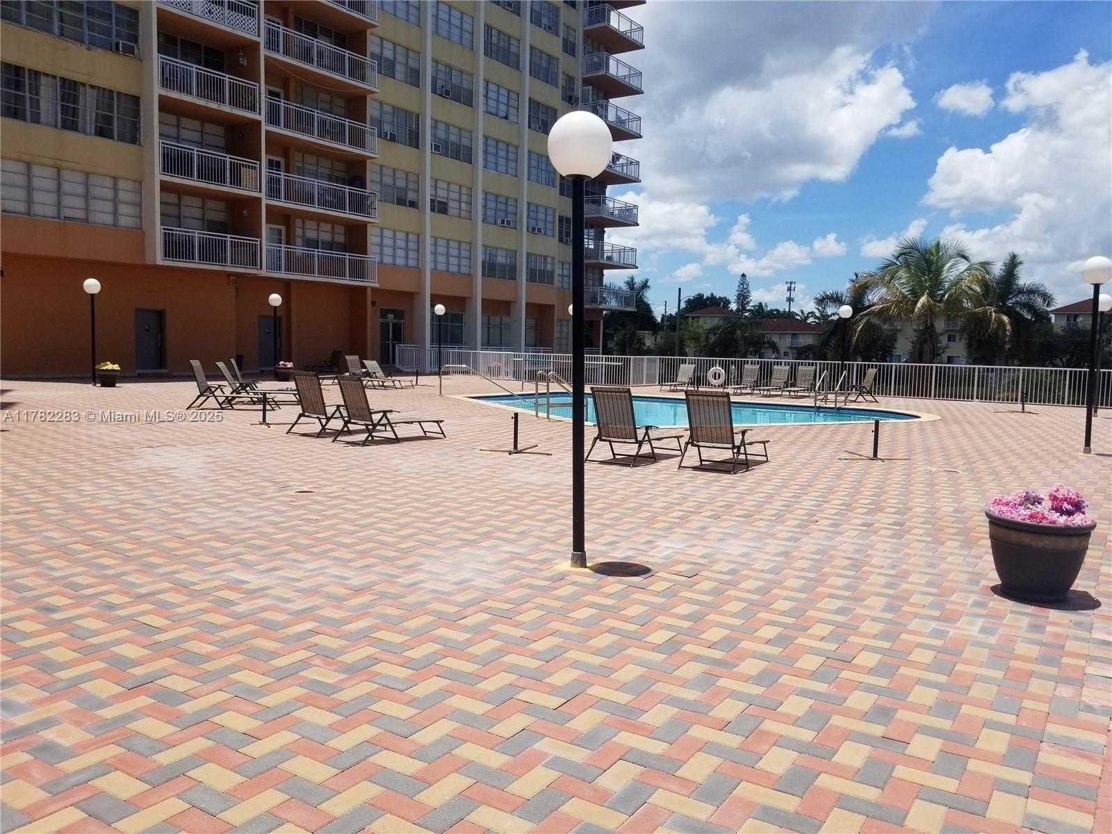 Small Image of 2025 #404, North Miami Beach Number 12