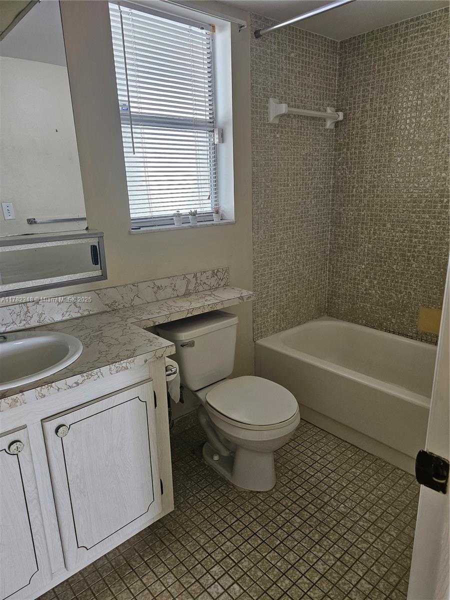 Small Image of 8280 SUNRISE LAKES BLVD #205, Sunrise Number 7